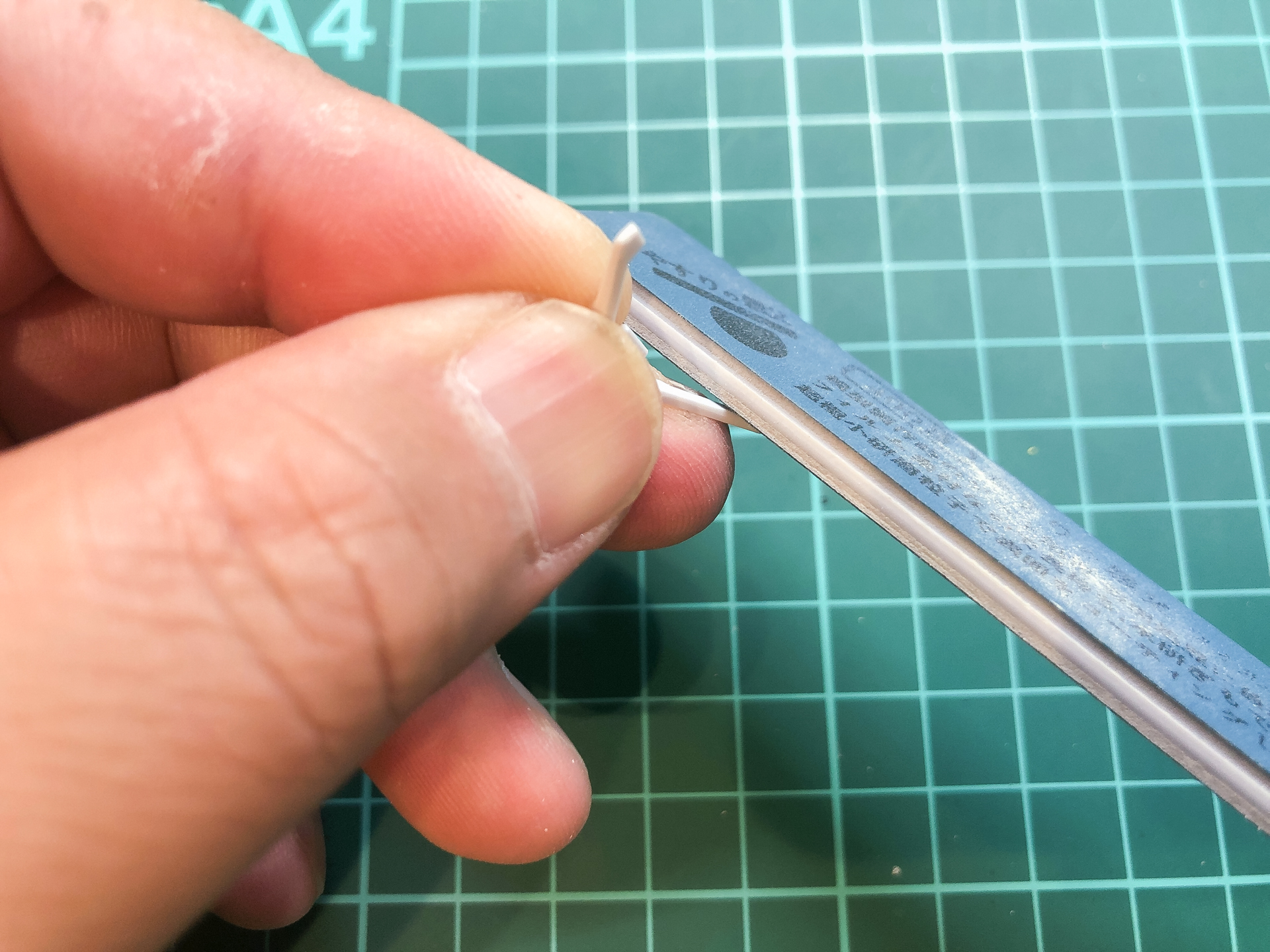 V字アンテナ部はフラッグをニッパーにて大まかにカットし、やすりで整えてシャープ化していきます。