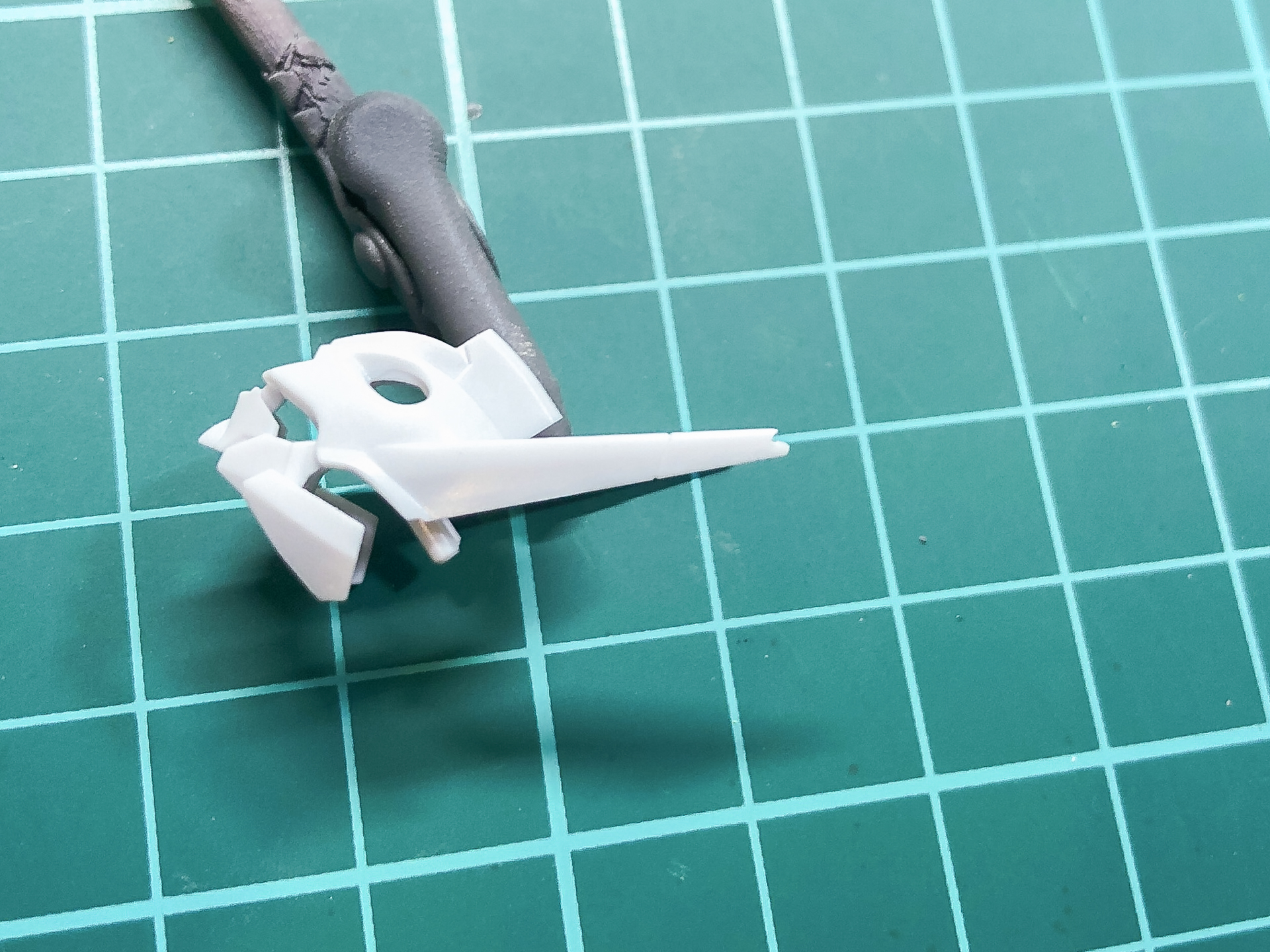 アンテナの先端に切り込みを追加し、プラ板を接着するための接地面積を多くします。