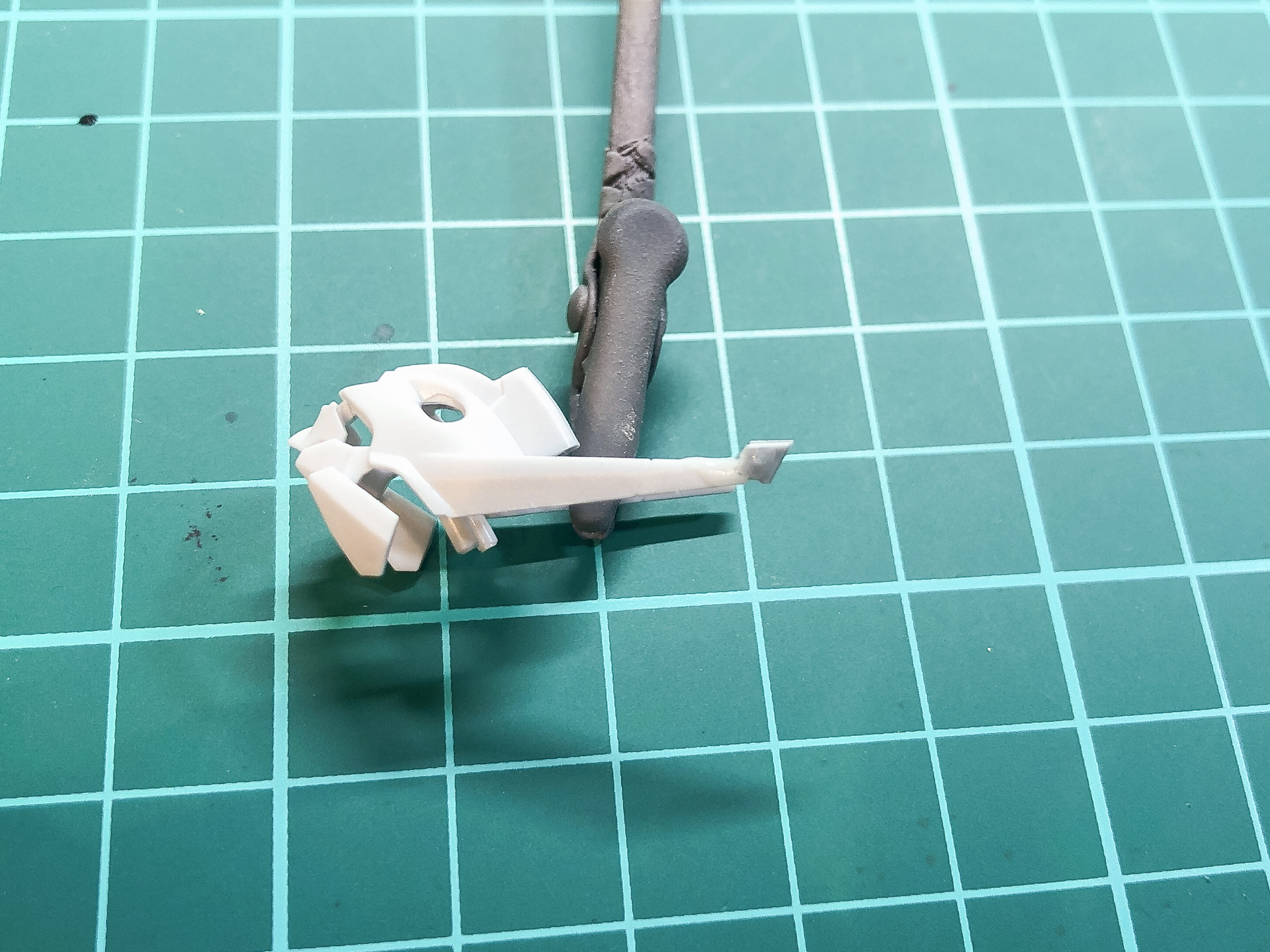 切り欠き部にプラ板を接着していきます。今回は作業時間短縮のため、瞬間接着剤で接着しました。