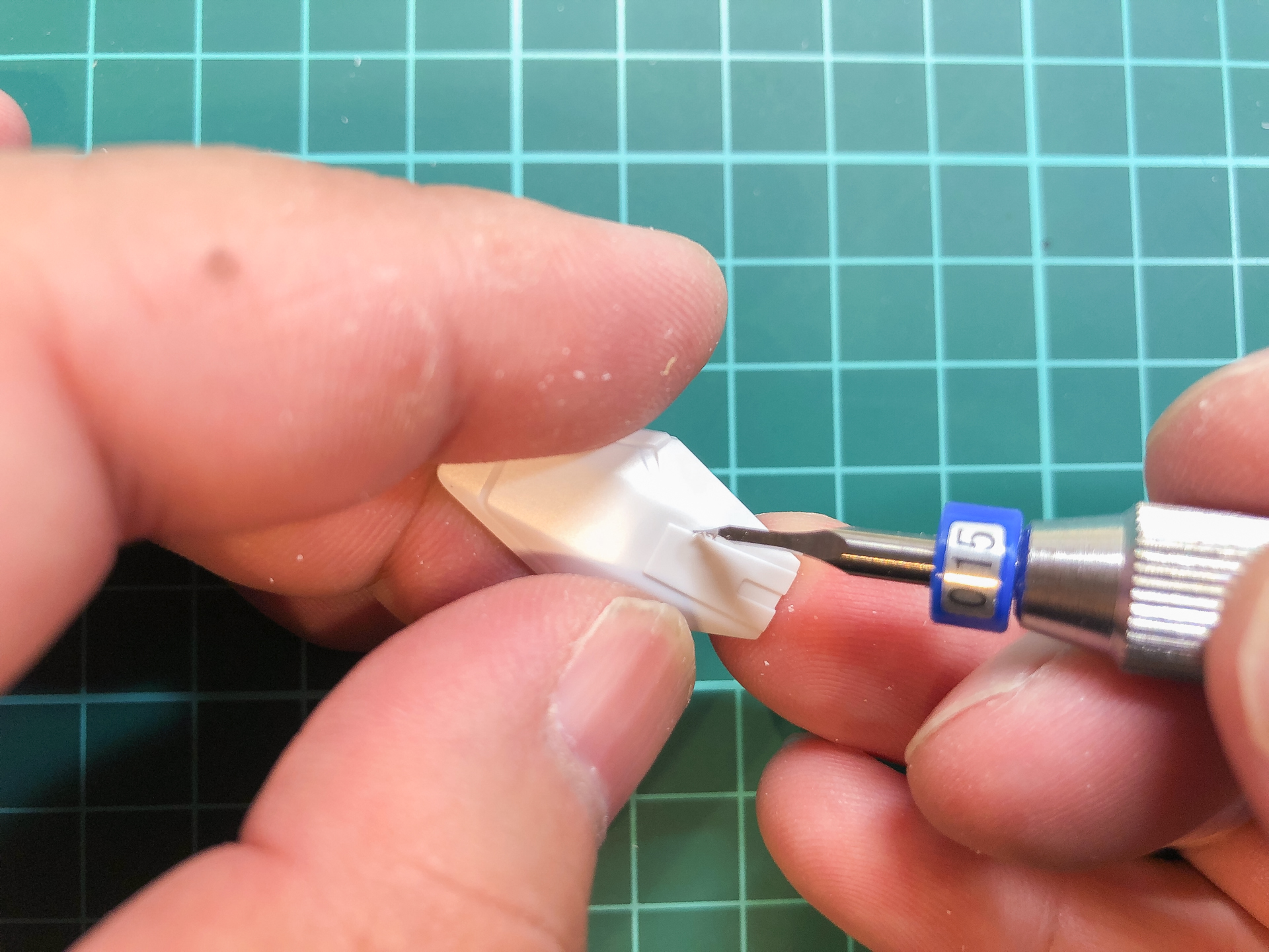 モールドの彫り直しはタガネを使用して彫り直しを行ないます。力を入れすぎないように注意しながら加工していきます。