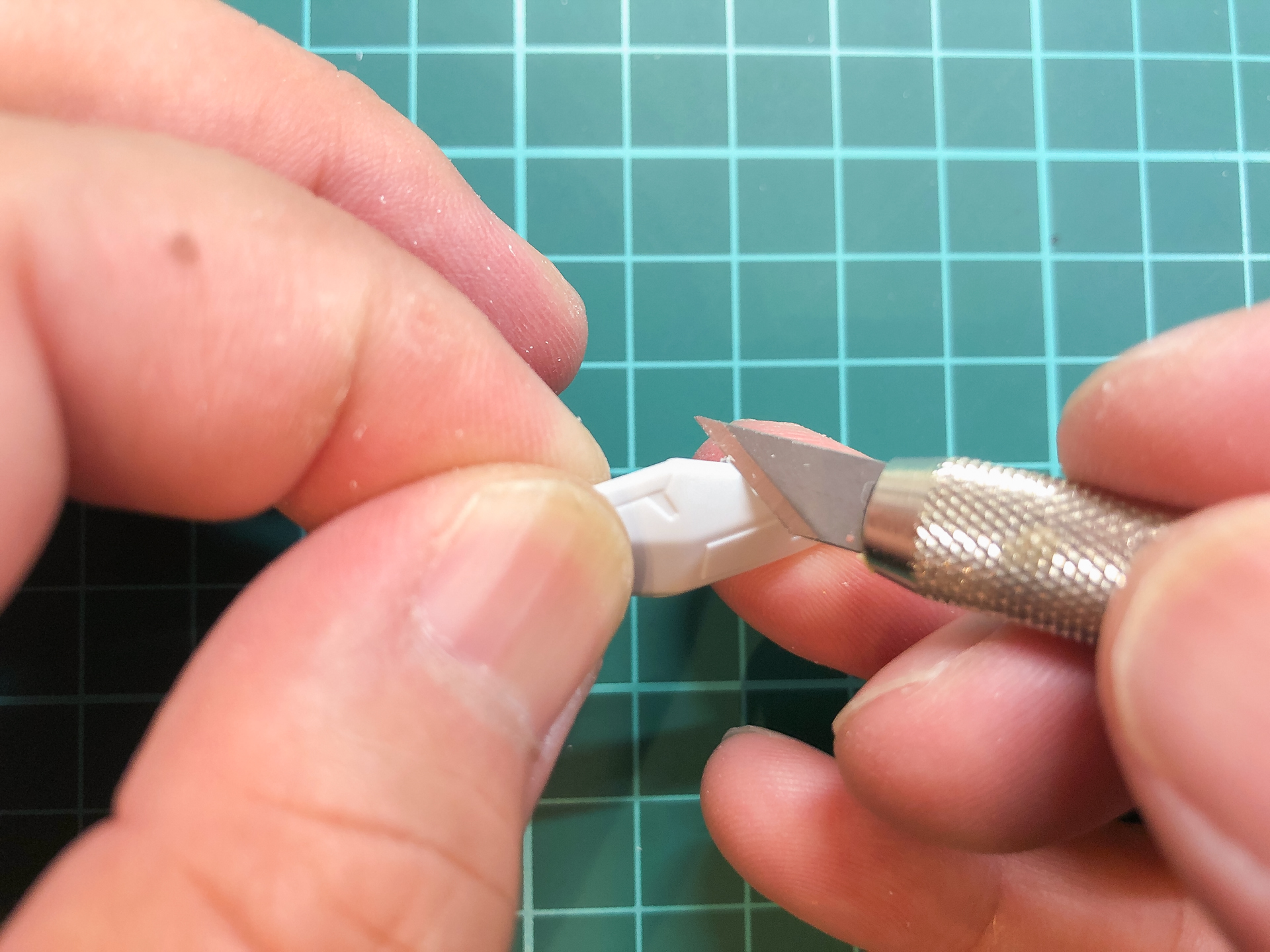 エッジのシャープ化はデザインナイフでカンナ掛けを行なっていきます。