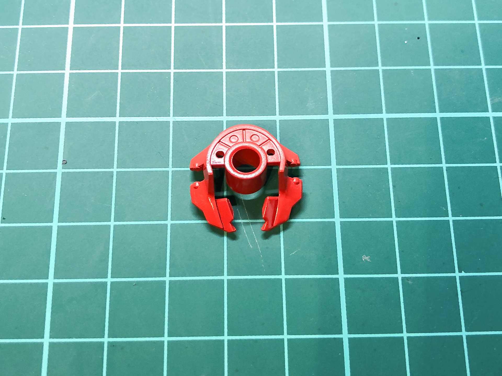 レッドを塗装した腰パーツ。レッドとは言いますがブラウンがベースの色調となっています。