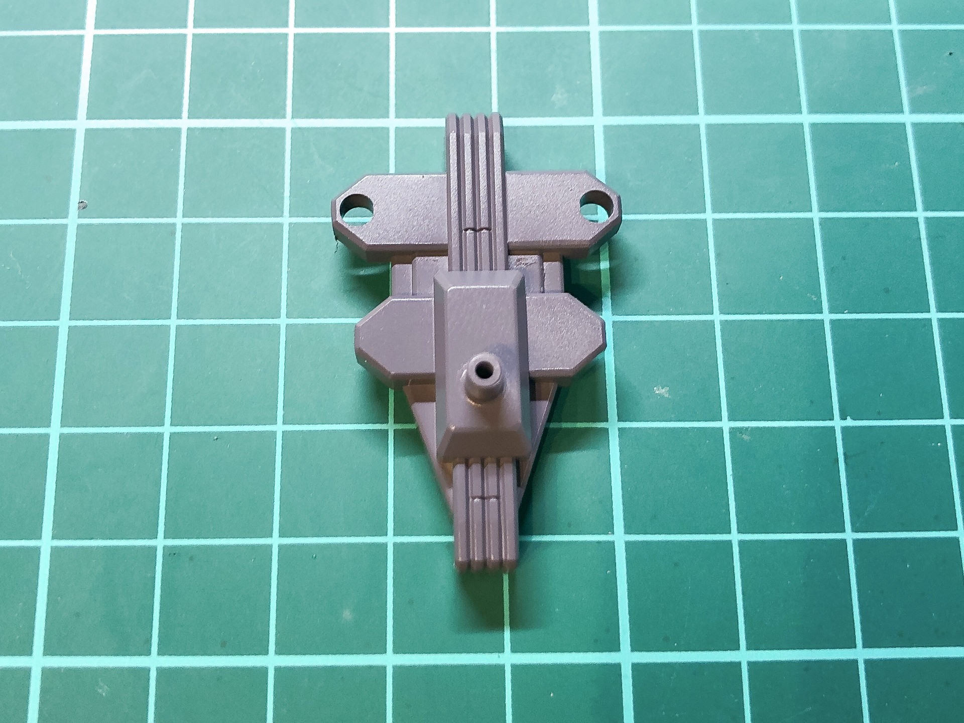 グレーを塗装したシールド基部。もう少し明るく調色しても良かったかもしれません。