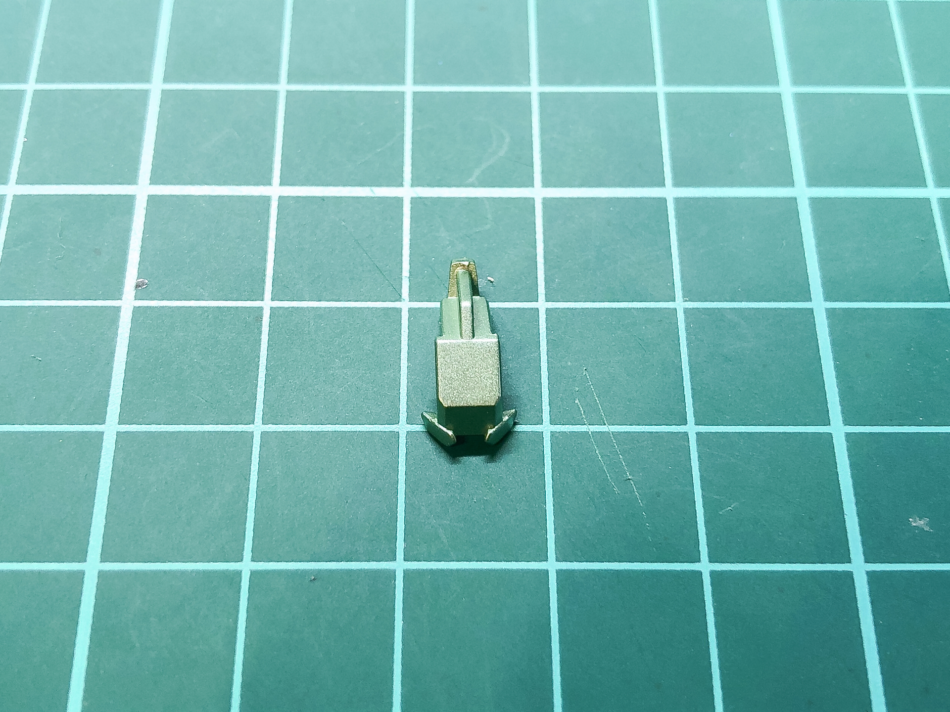 メタリックグリーンを塗装したアイパーツ。明るいグリーンに仕上げました。