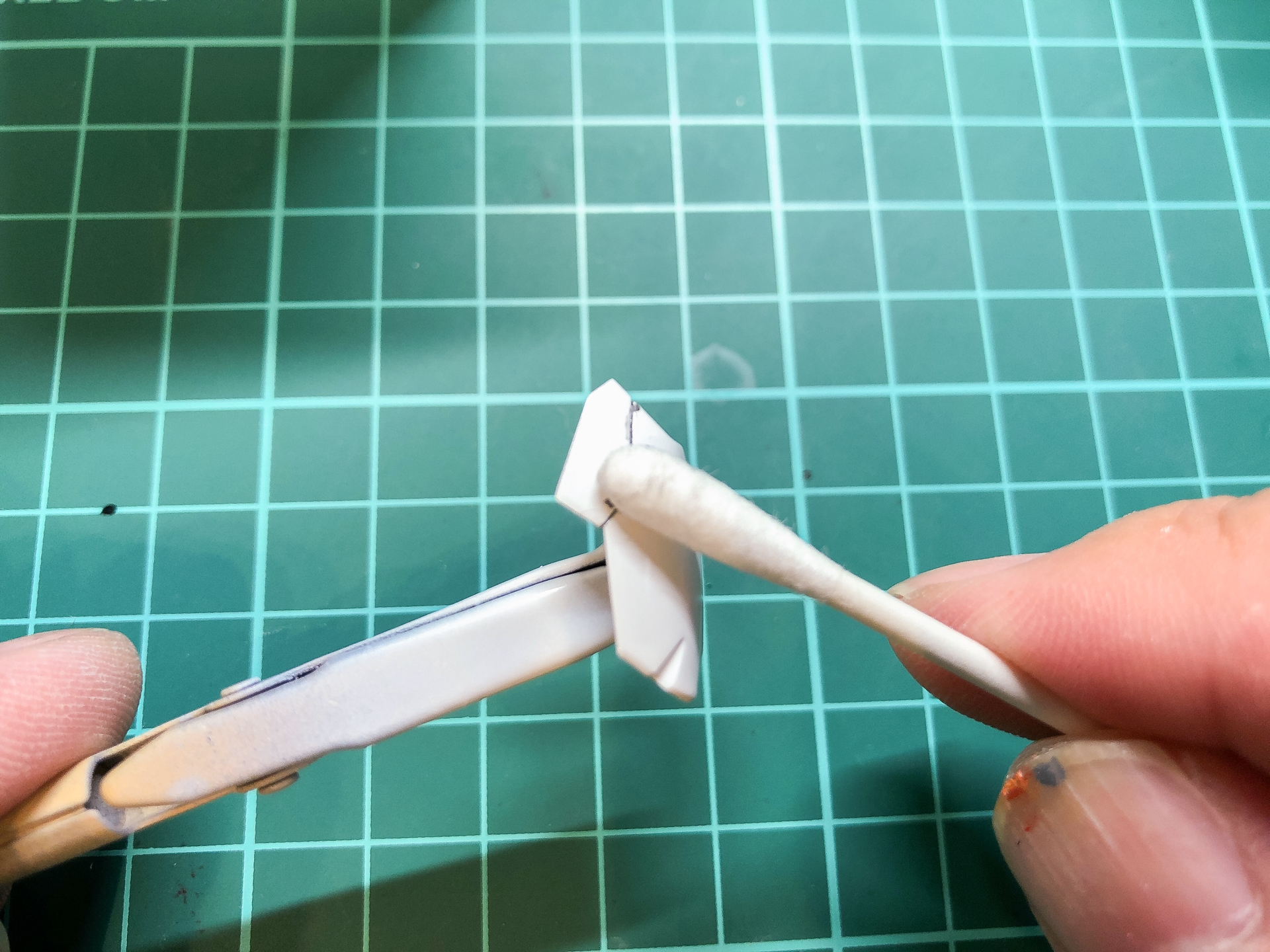 塗料の流し込みが完了したらエナメル溶剤を含ませた綿棒ではみ出した部分を拭き取ります。