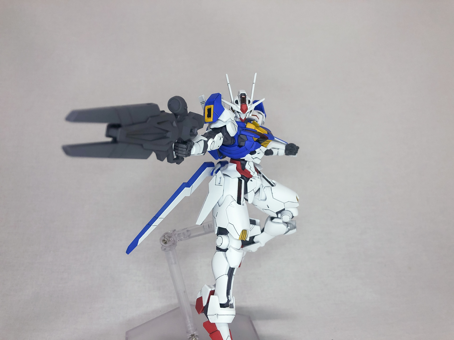 ビームライフルを構えてみました。ガンダムエアリアルのビームライフルは大型なので迫力があります。