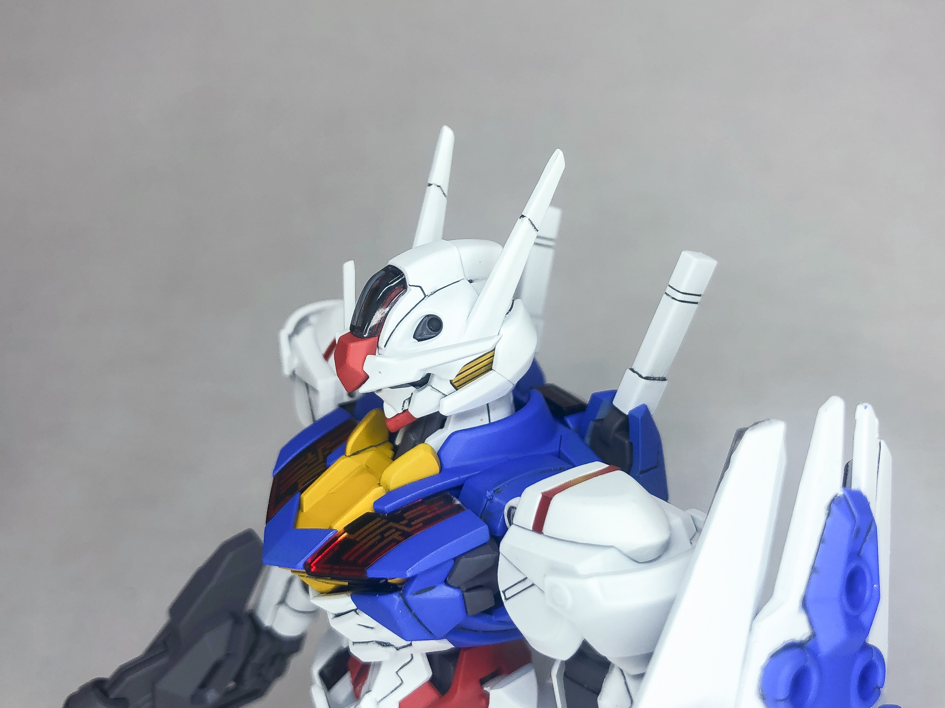 頭部のアップ。シャープ化したアンテナがかっこいいです。