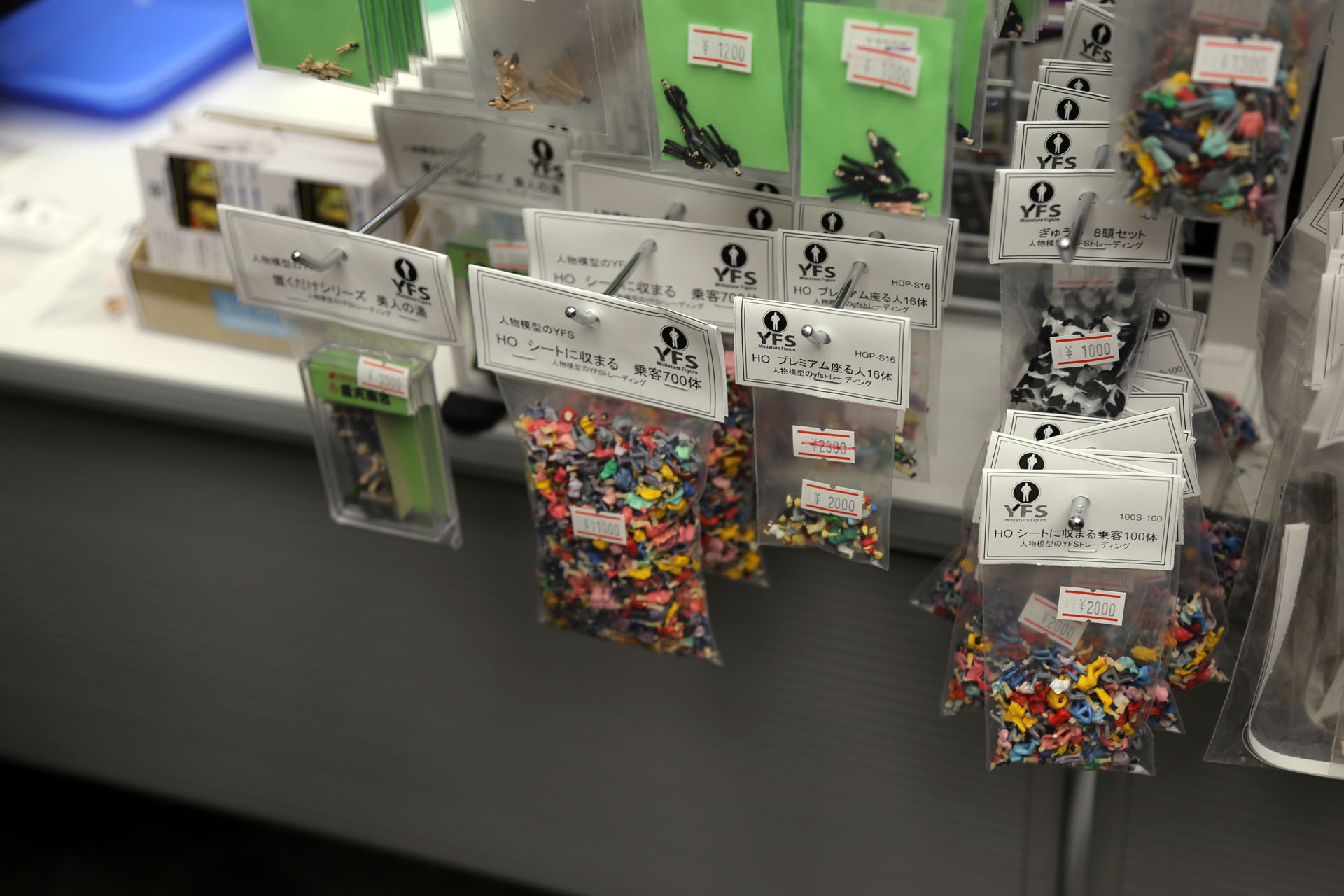 ミニチュア人形のYFSからはジオラマや列車内に配置する乗客人形が袋詰め。700体で1万1000円。ひとりあたり15.7円! 安い!