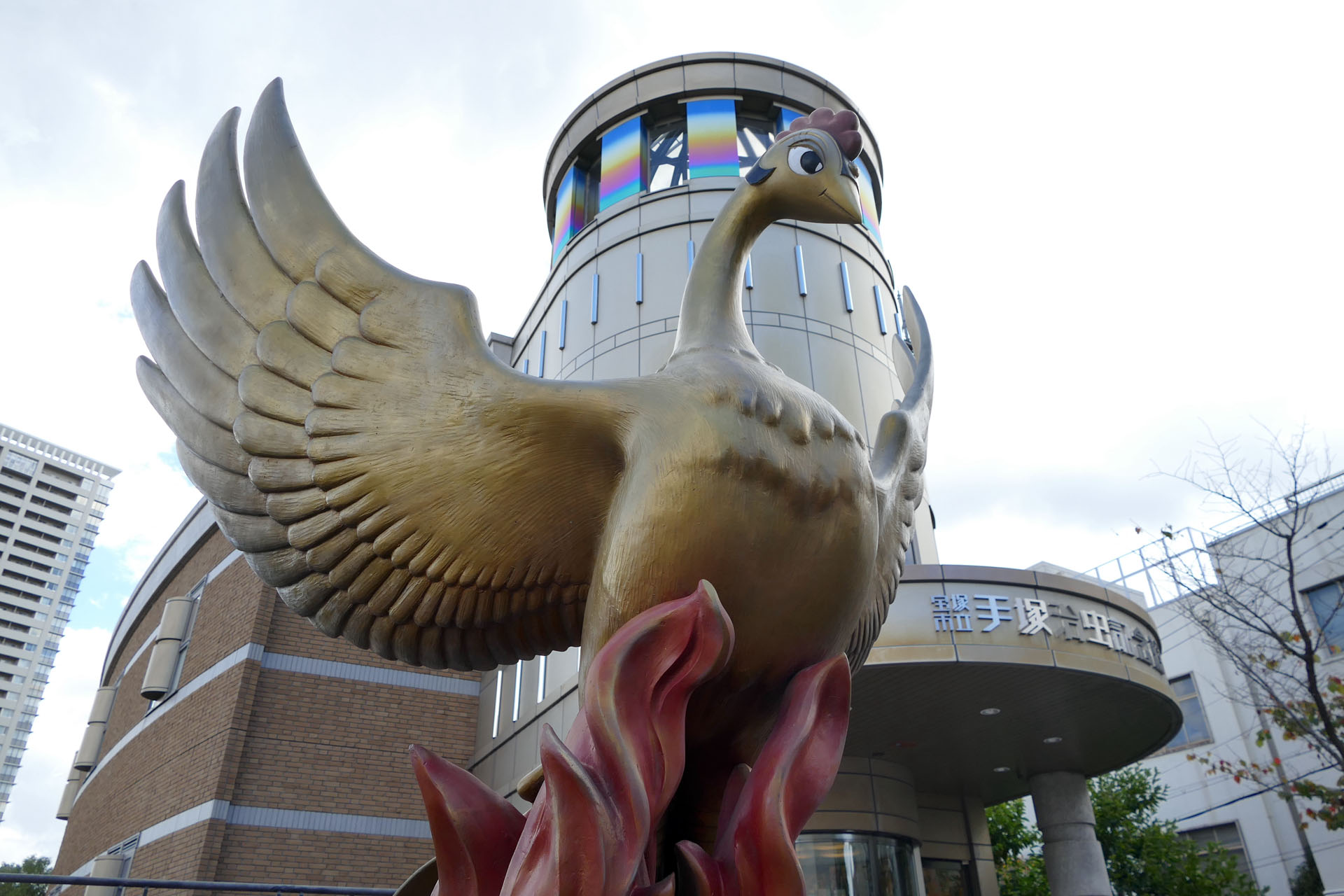 手塚治虫記念館。入口には「火の鳥」像