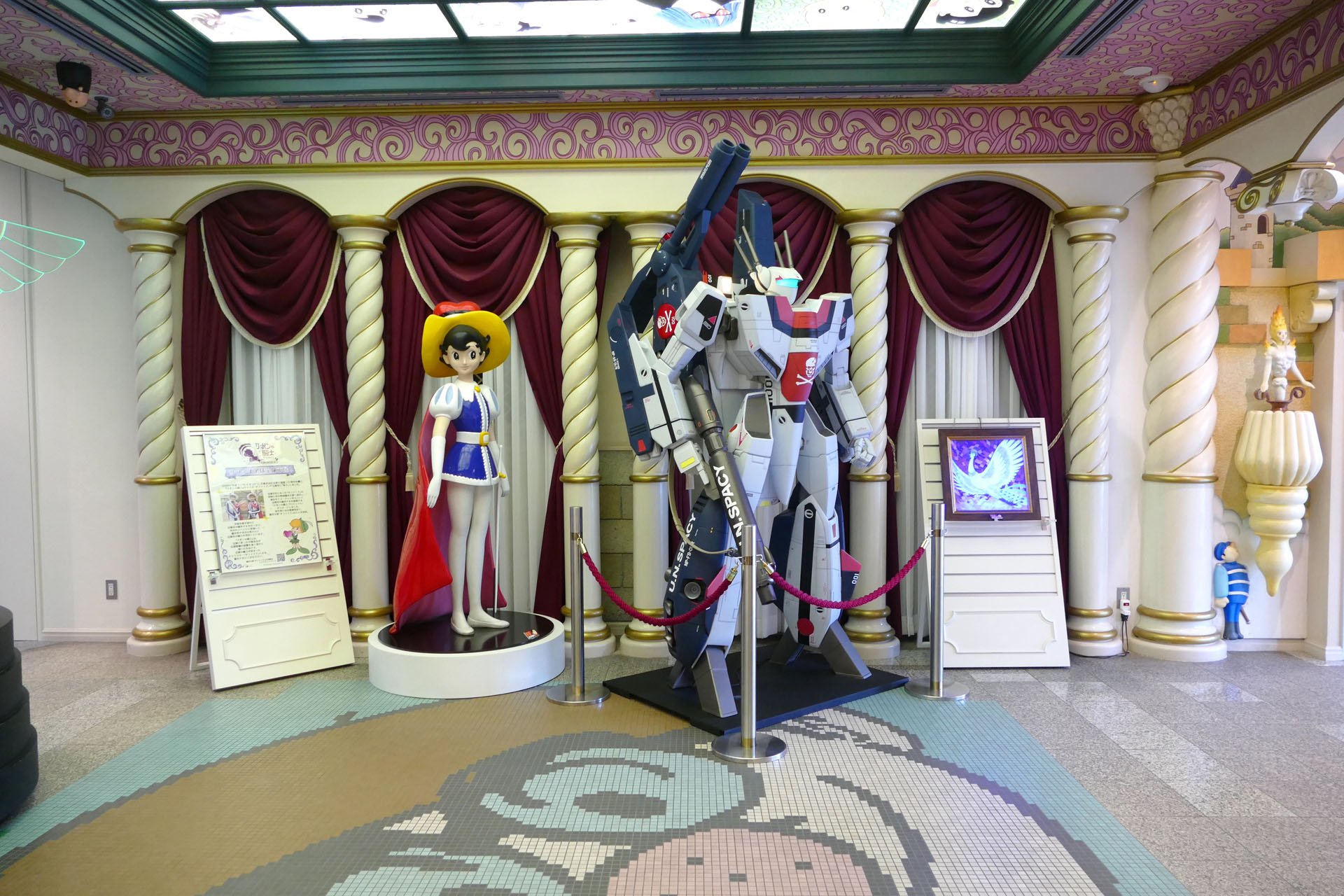 「リボンの騎士」の主人公サファイアの像と並べられていた