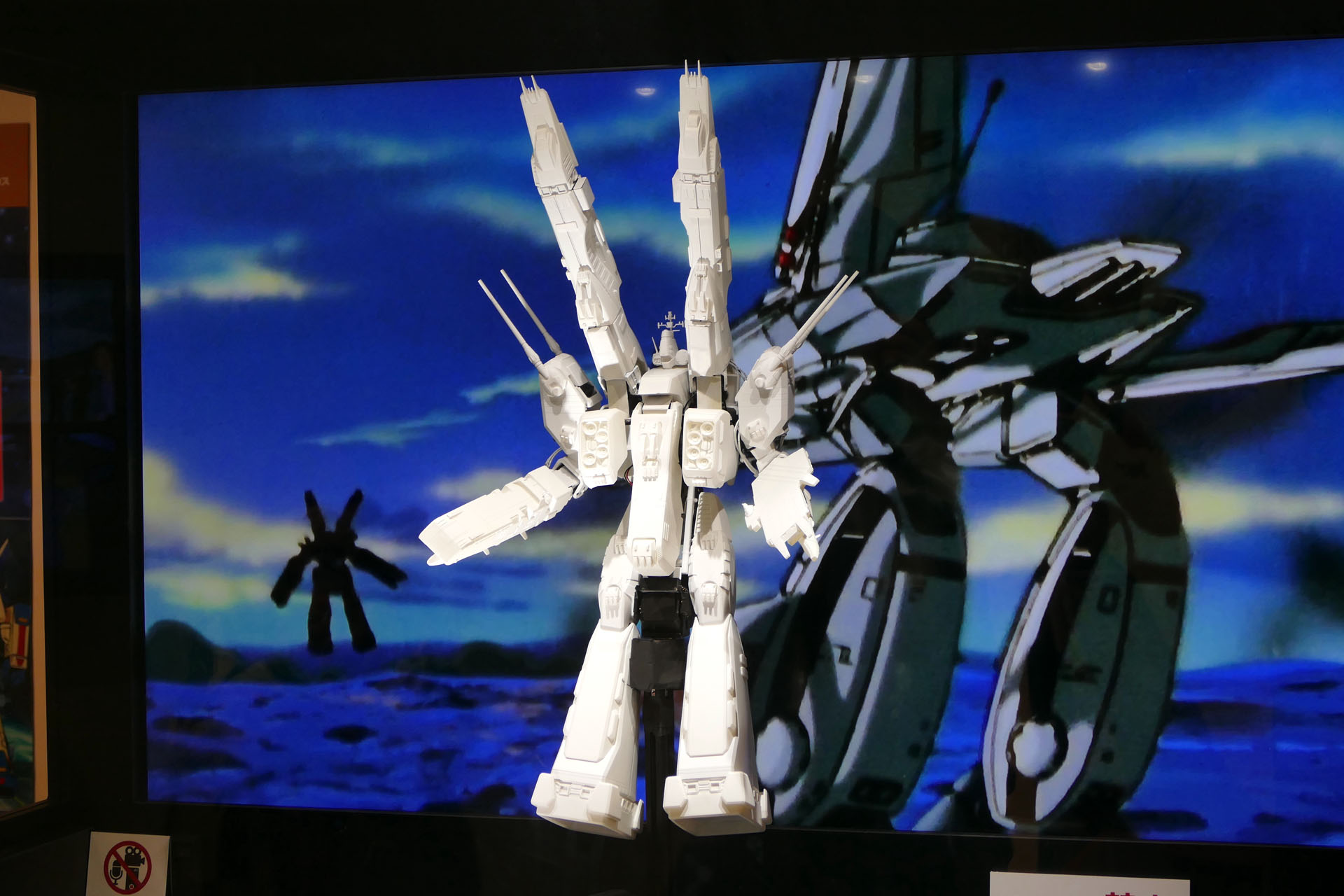 27話「愛は流れる」のラストシーン、焦土と化した地球に降下してくるマクロス