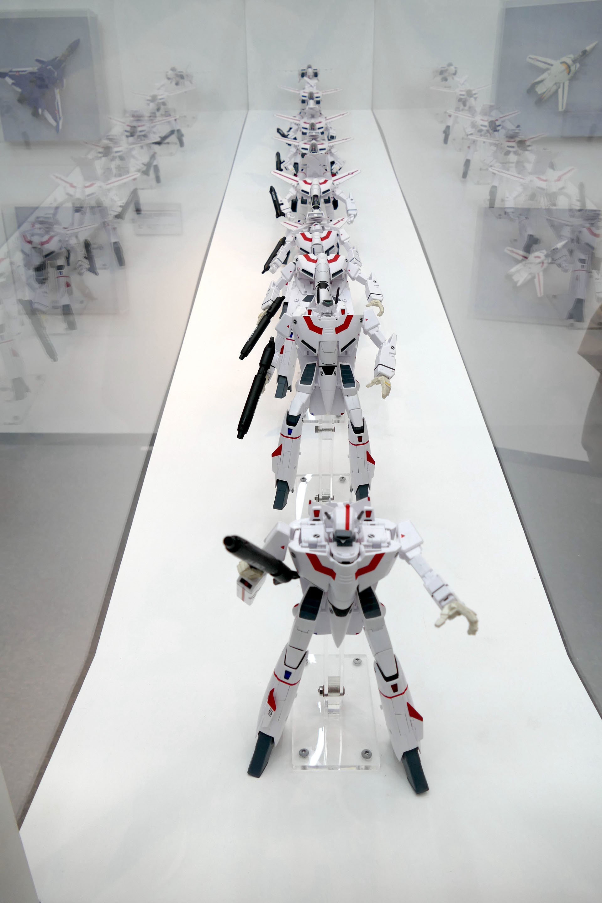 ずらりと並べられた「VF－1J」変形モデル