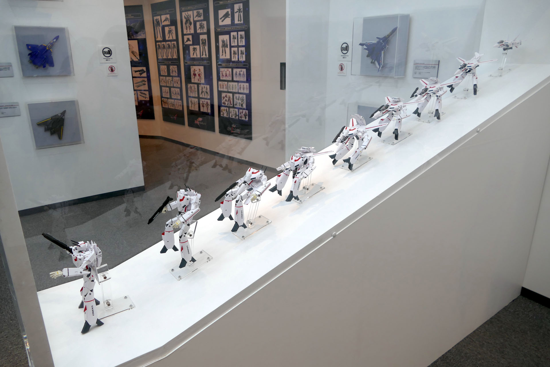 ファイター形態からガウォークを経て、バトロイド形態へと変形する過程がわかる