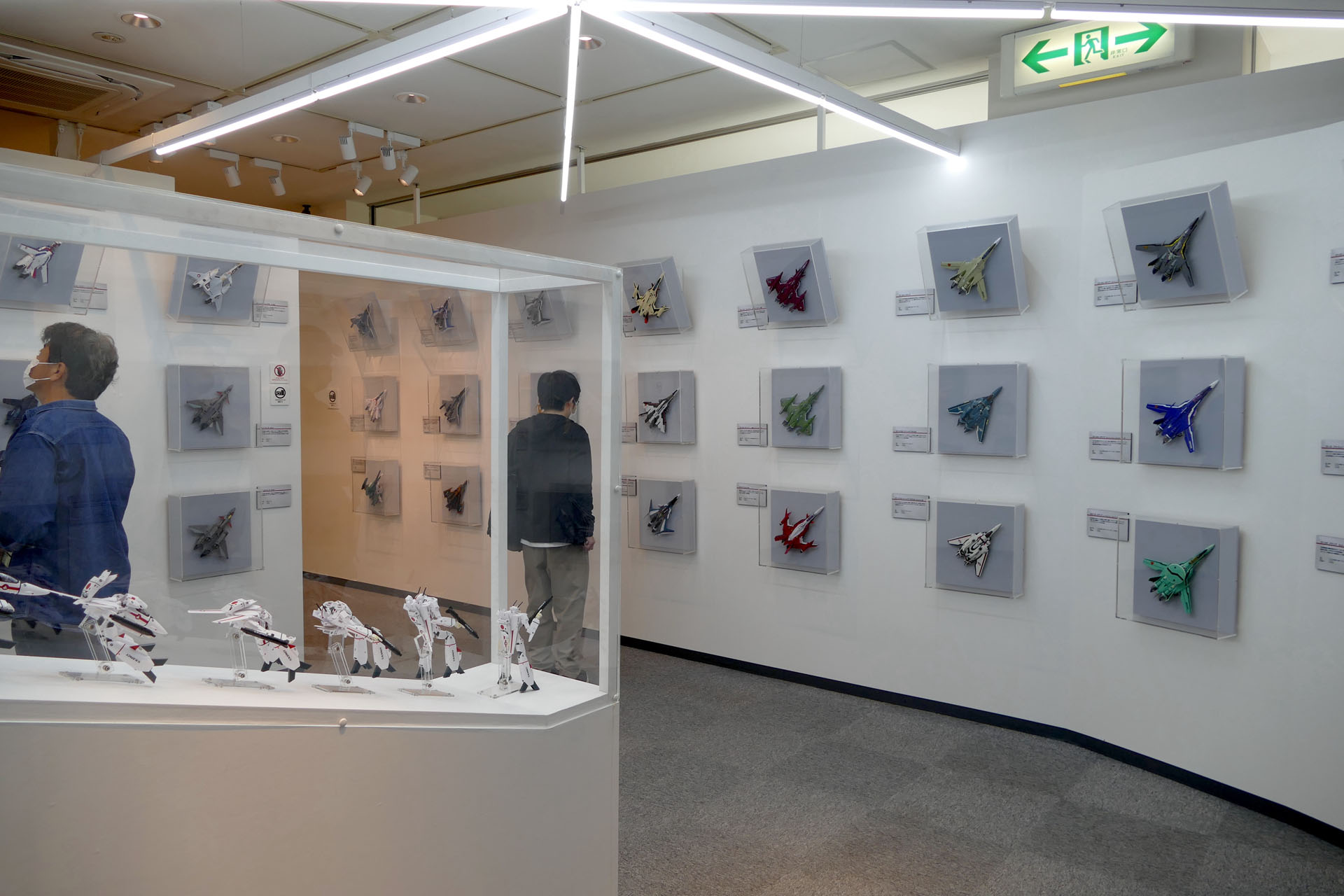 おおよそ50機が標本のようにディスプレイされていた