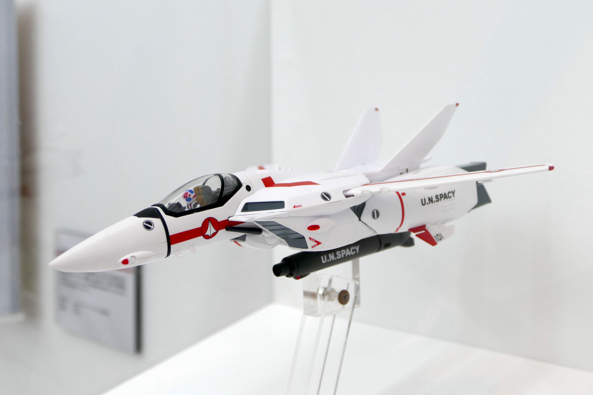 現用の戦闘機のようなスタイルのファイター形態