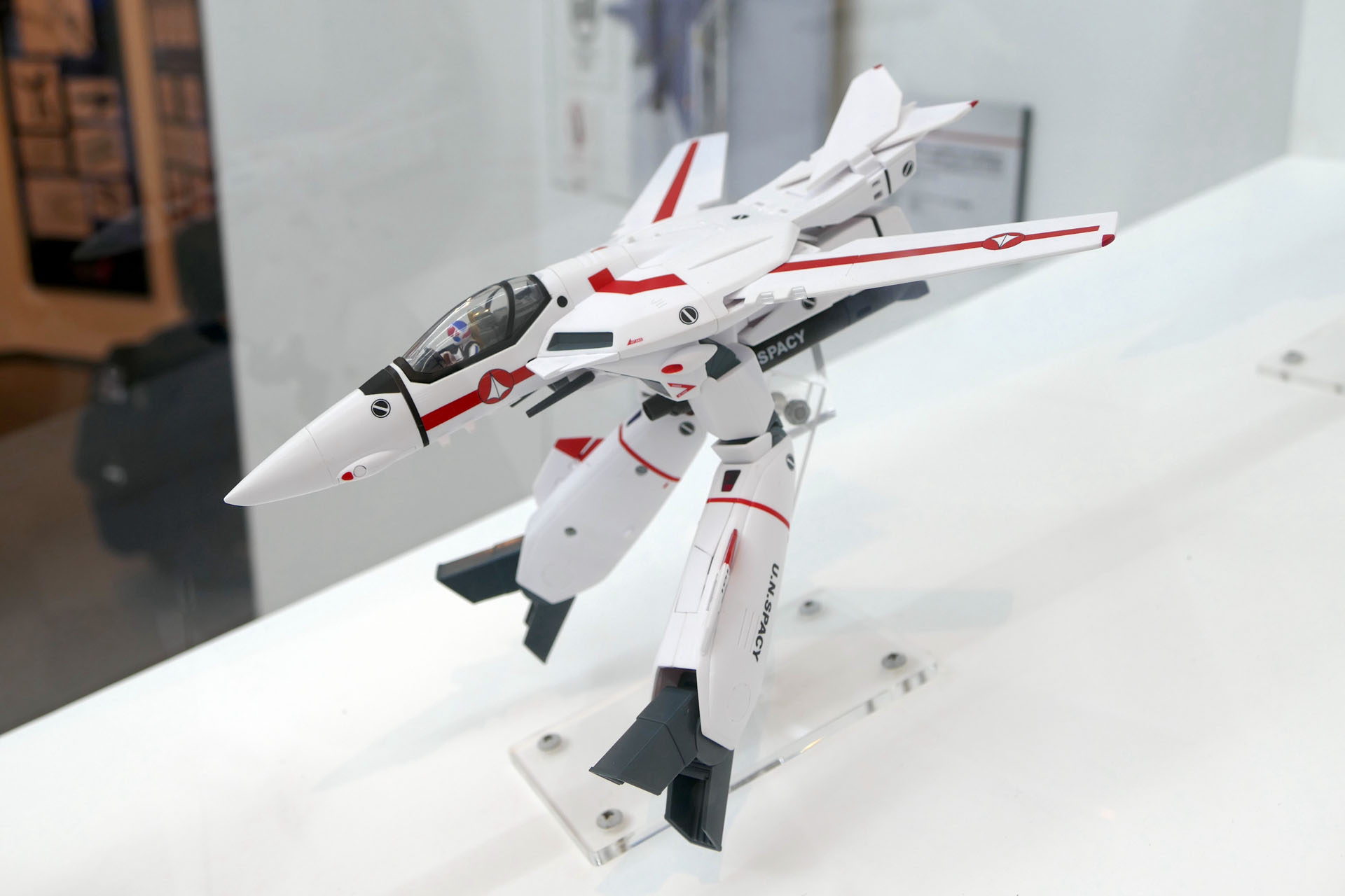 尾翼を折りたたみ、足を出す