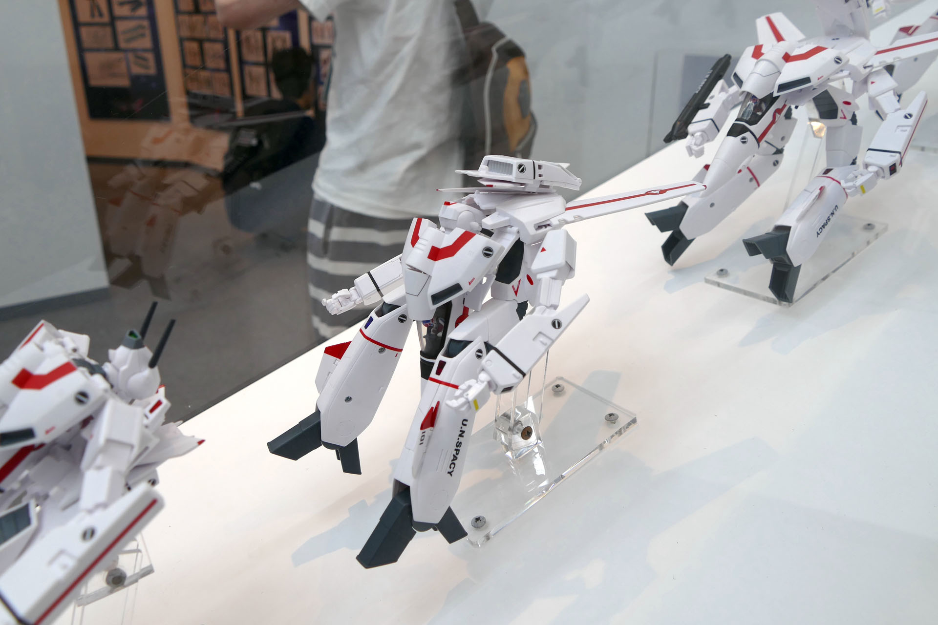 間から頭が出てくる