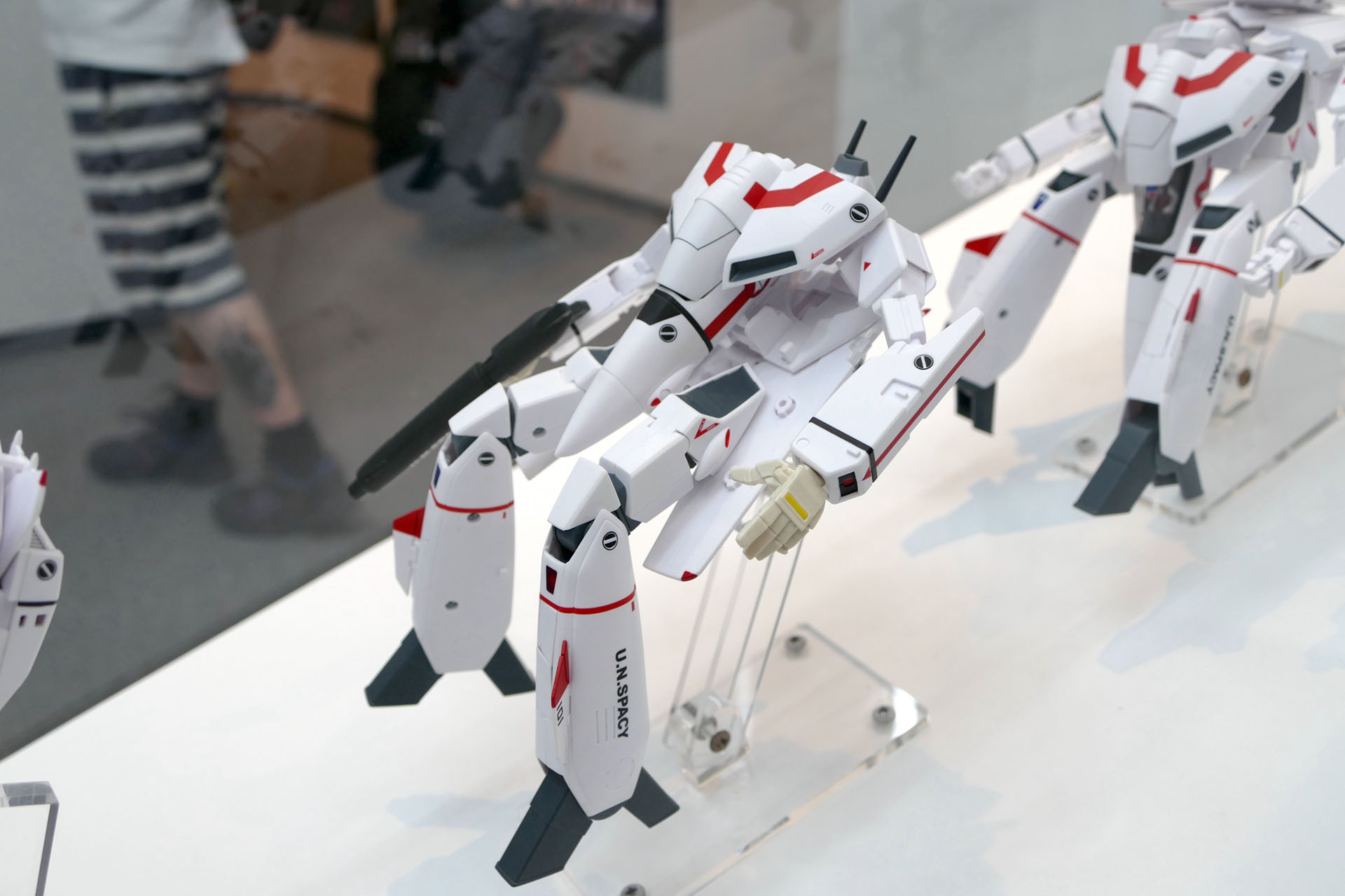 足を機首部分に接続