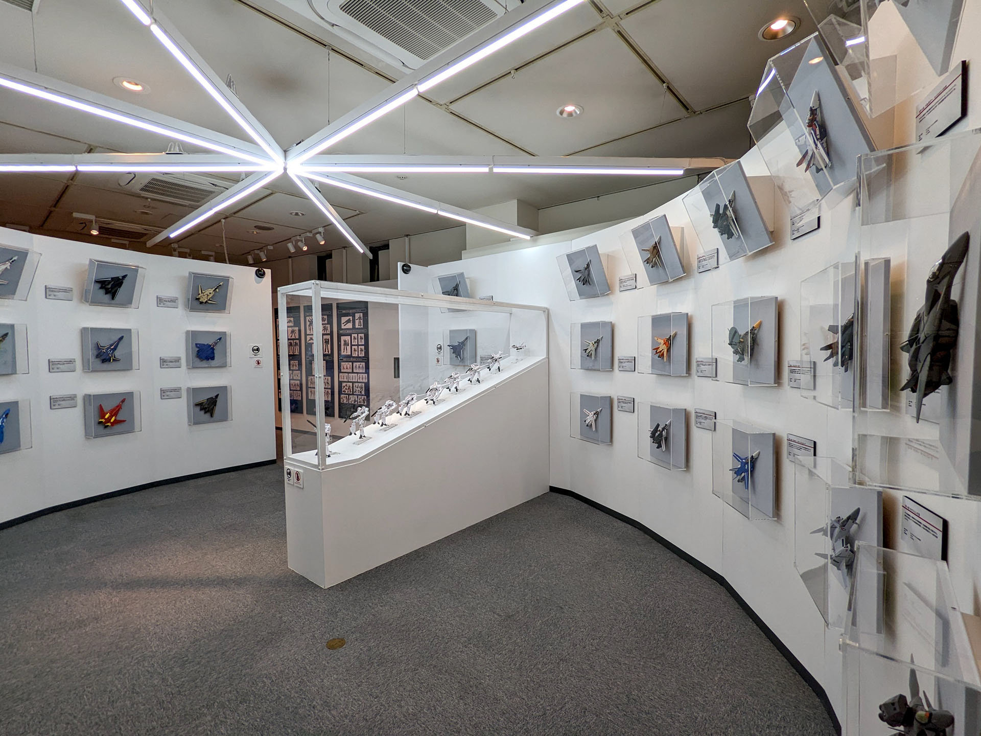 壁に貼られたファイター形態の各種バルキリー