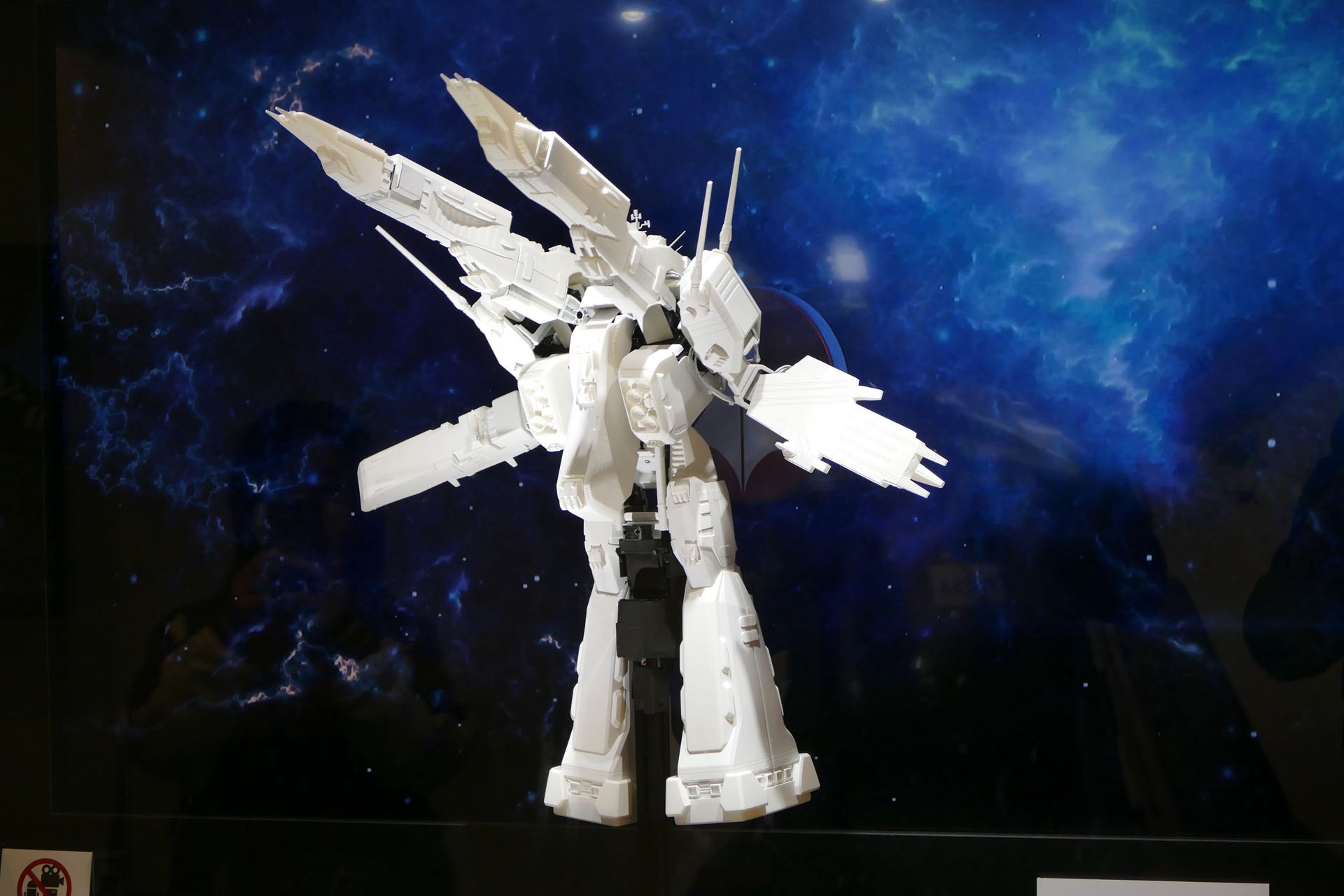 腕と主砲を戻しながら胴体中央が回転し始める