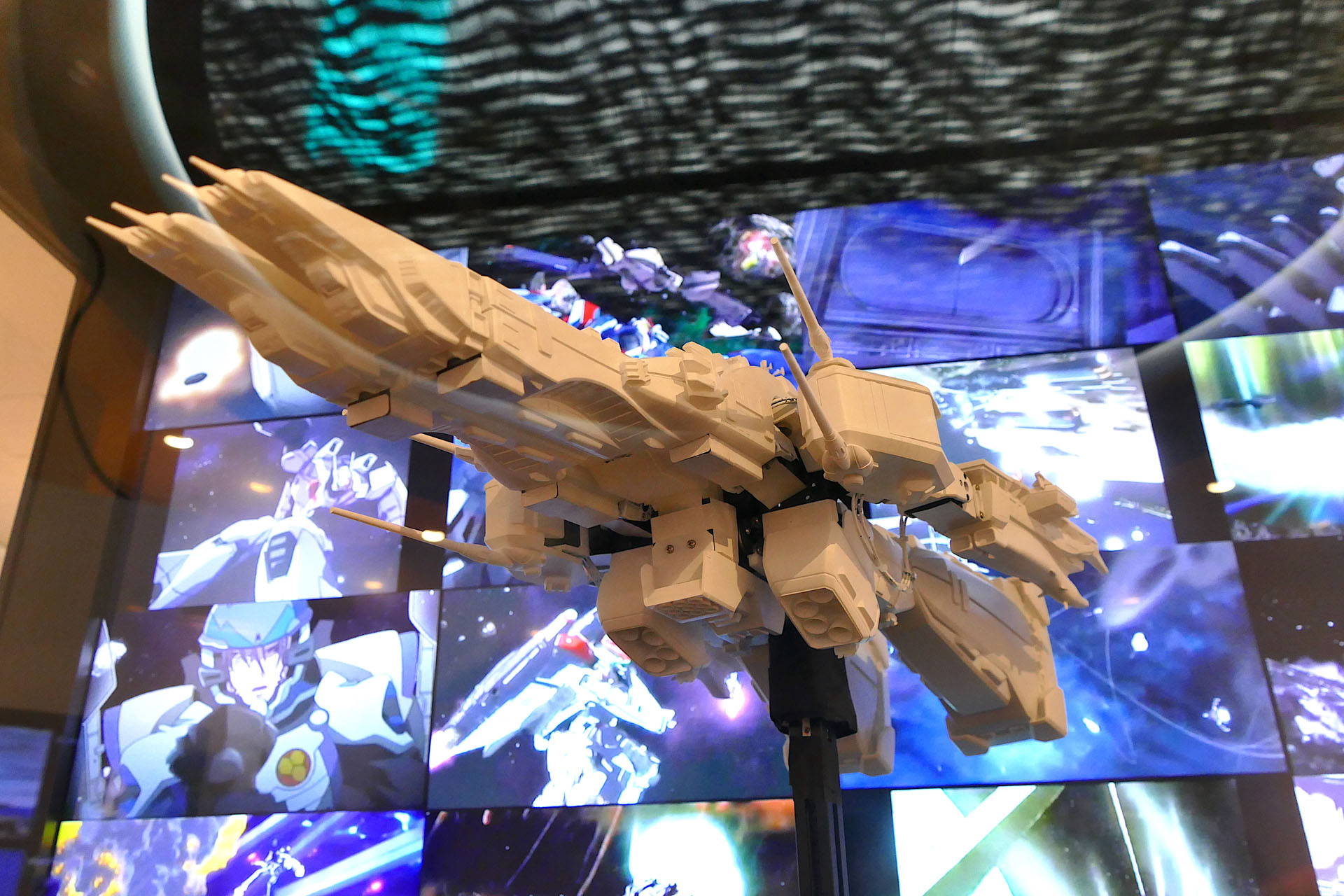 下から見たところ。ところどころサーボモーターが飛び出しているところがわかる