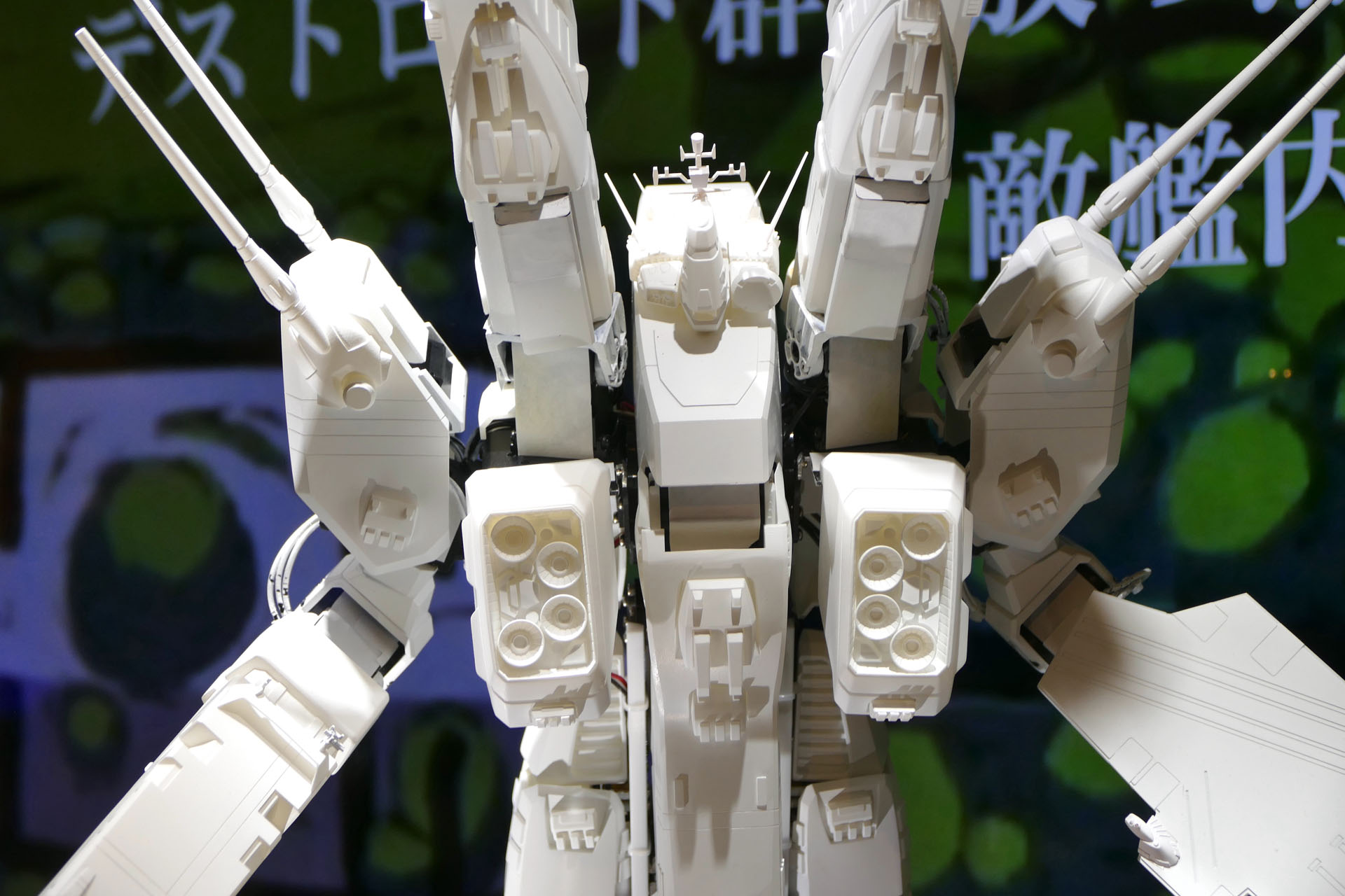 サーボ表面には材質の特性上、直接塗料を載せられないので、シールなどを使っているようだ