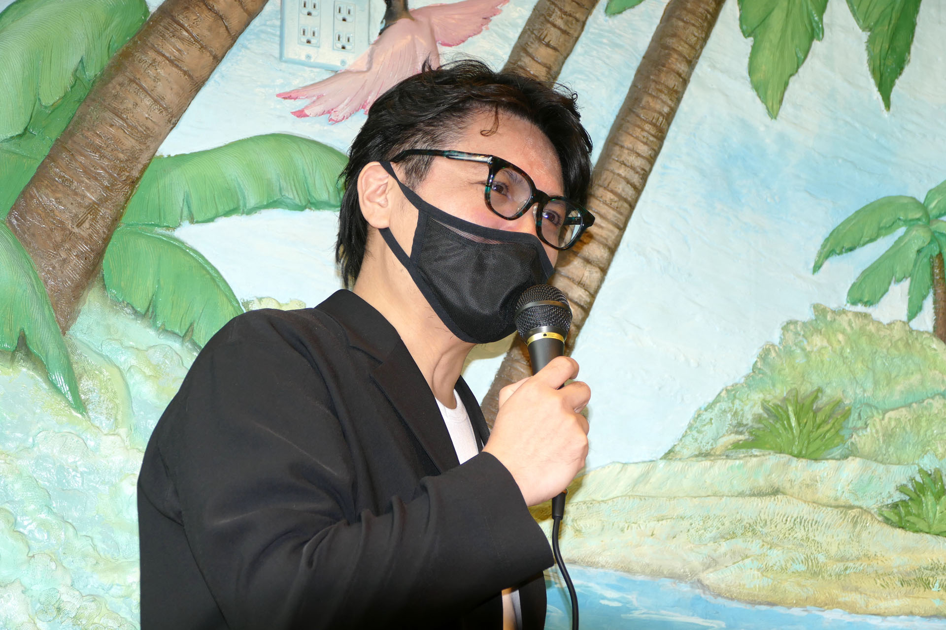 「変形マクロス艦」の企画・監修を務めたイラストレーター、マクロスビジュアルアーティストの天神英貴氏