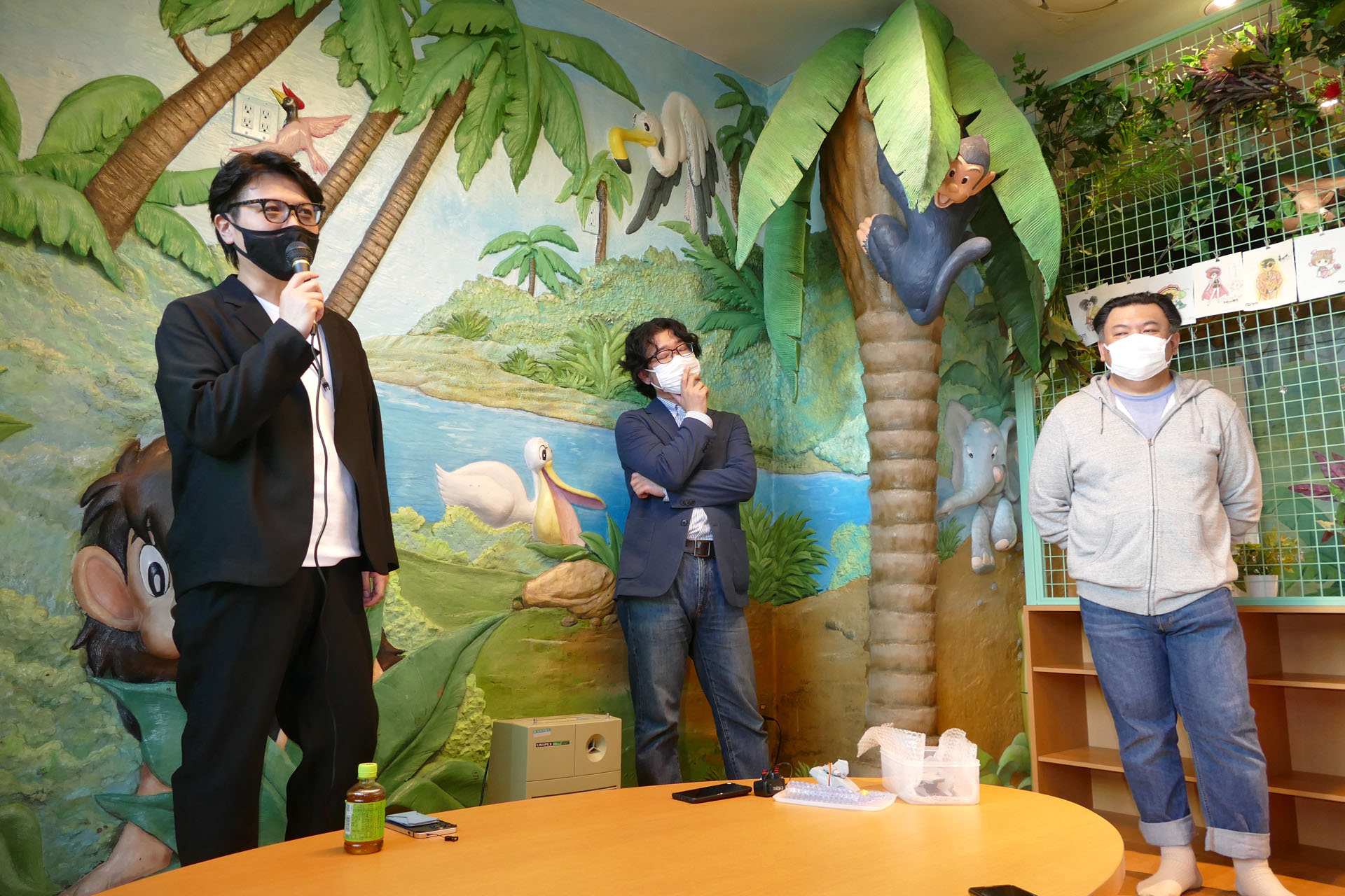 3人は1時間立ちっぱなしでファンからの質問にも応えた