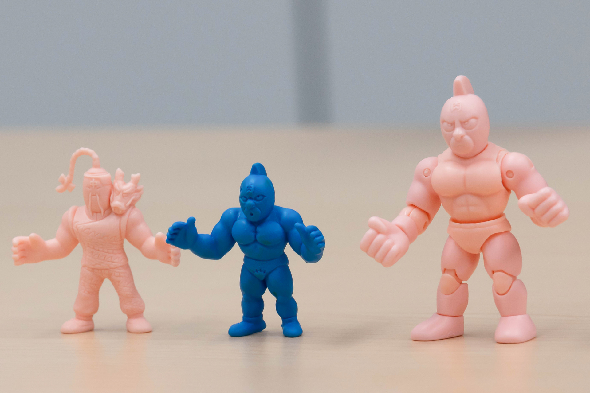 左が現行版で中央が昔発売されたキンケシ。右が今回の「フルアクション」シリーズだ