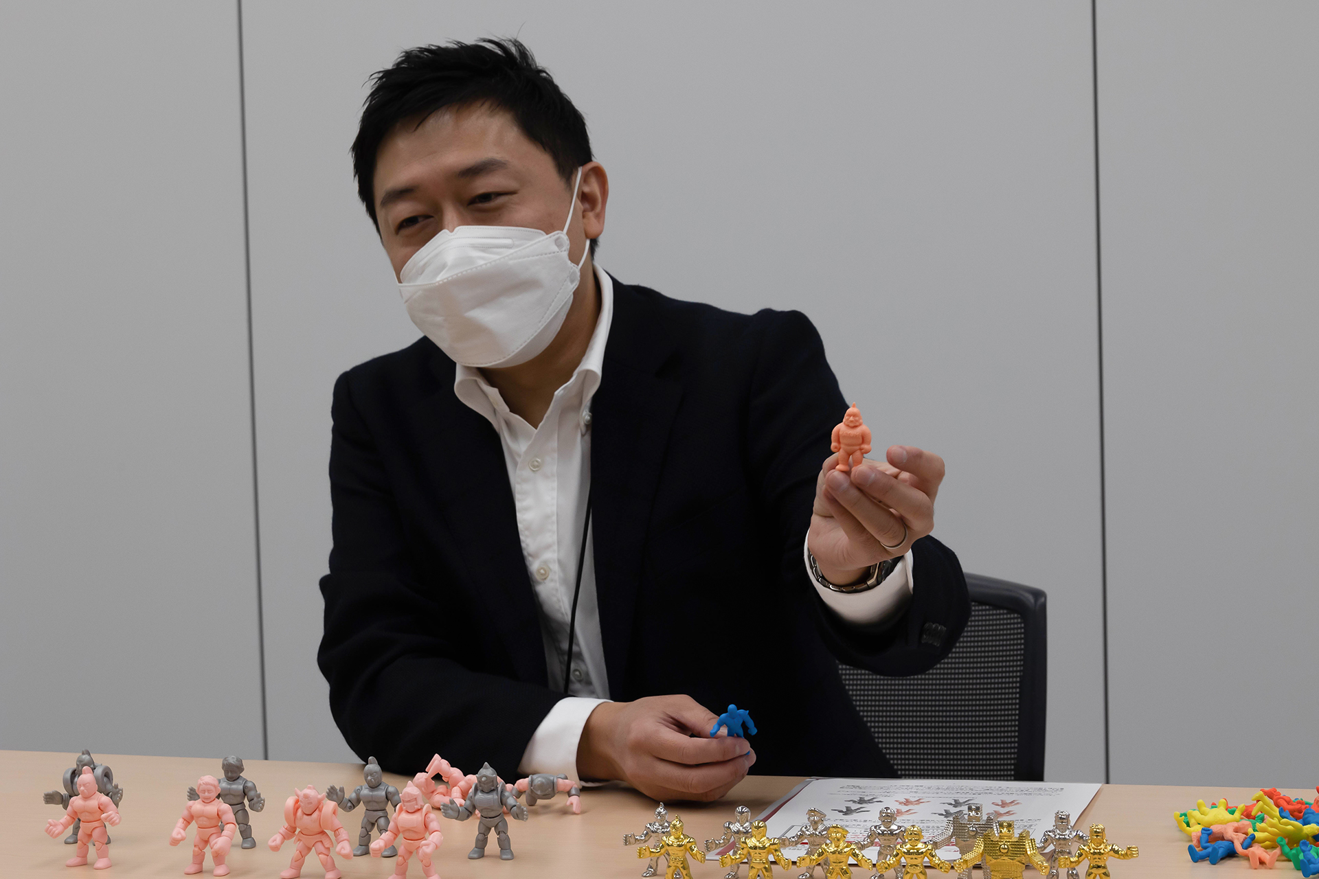 オリジナルのキンケシといえば、両手を広げているイメージだが、実際はいろいろなポーズをしている