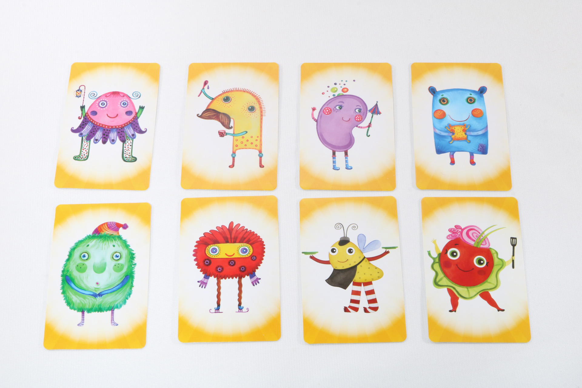 カードのキャラクターは全8種類。その中にマクドナルドオリジナルキャラクターが2種類登場