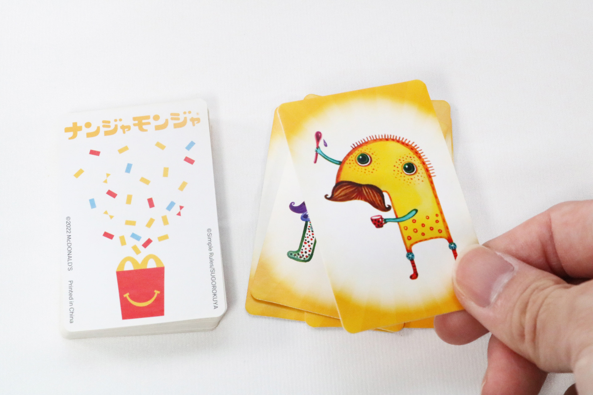 「ナンジャモンジャ」はカードに描かれたキャラクターに好きな名前をつけて、その名前を早く呼ぶのを競うゲーム