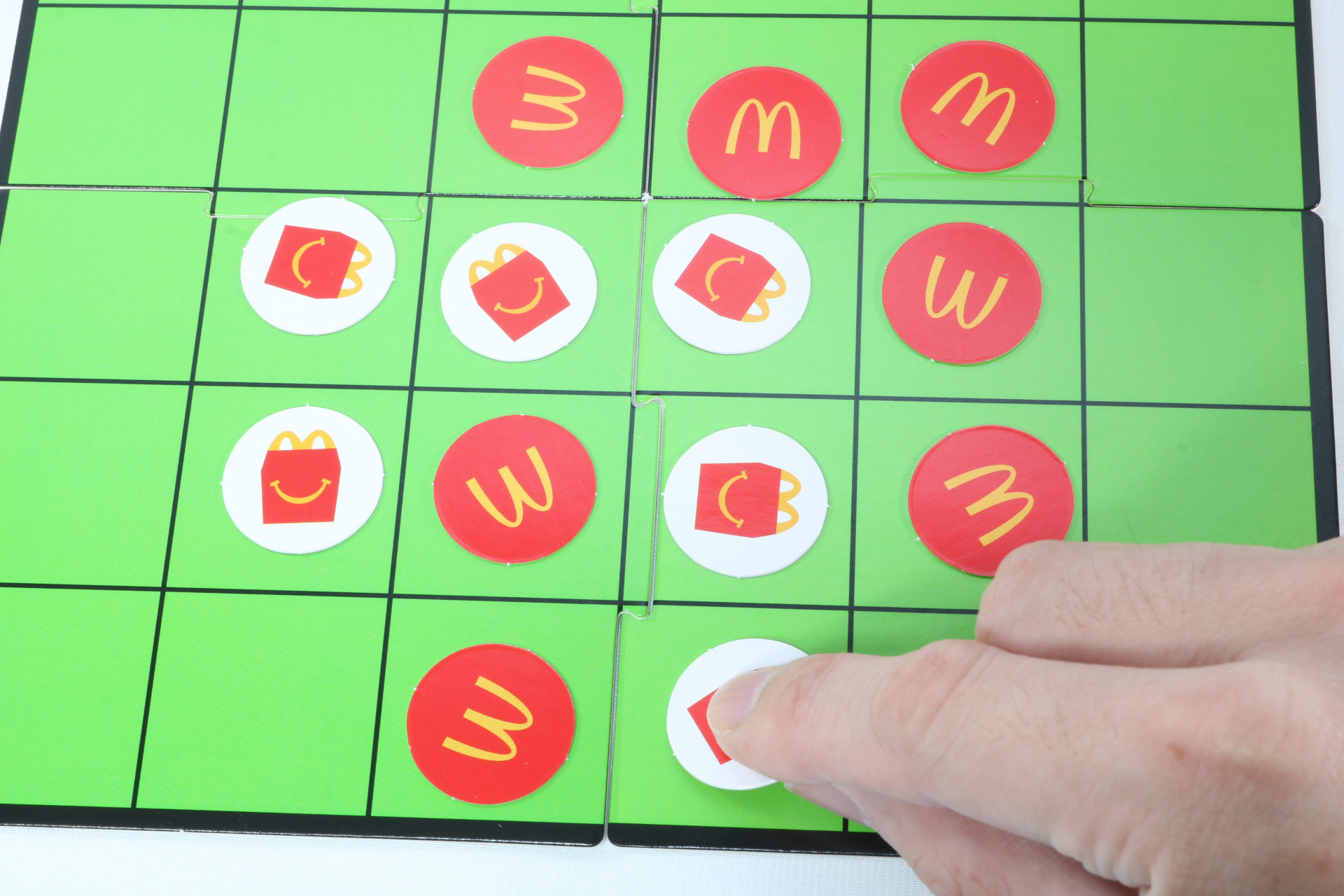 相手のピースを挟んで、自分の色のピースを増やそう