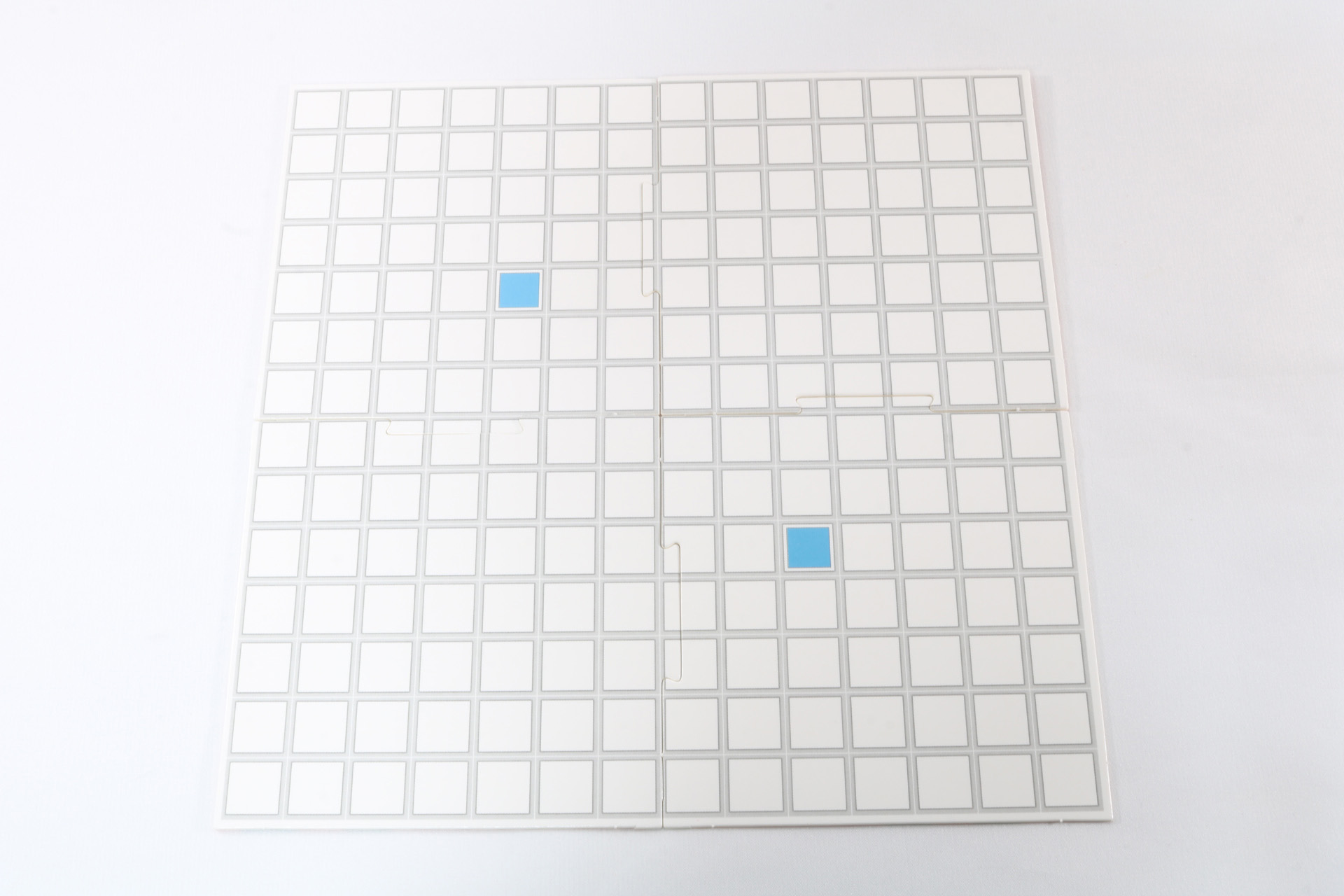 シート4枚を合わせて盤面が完成