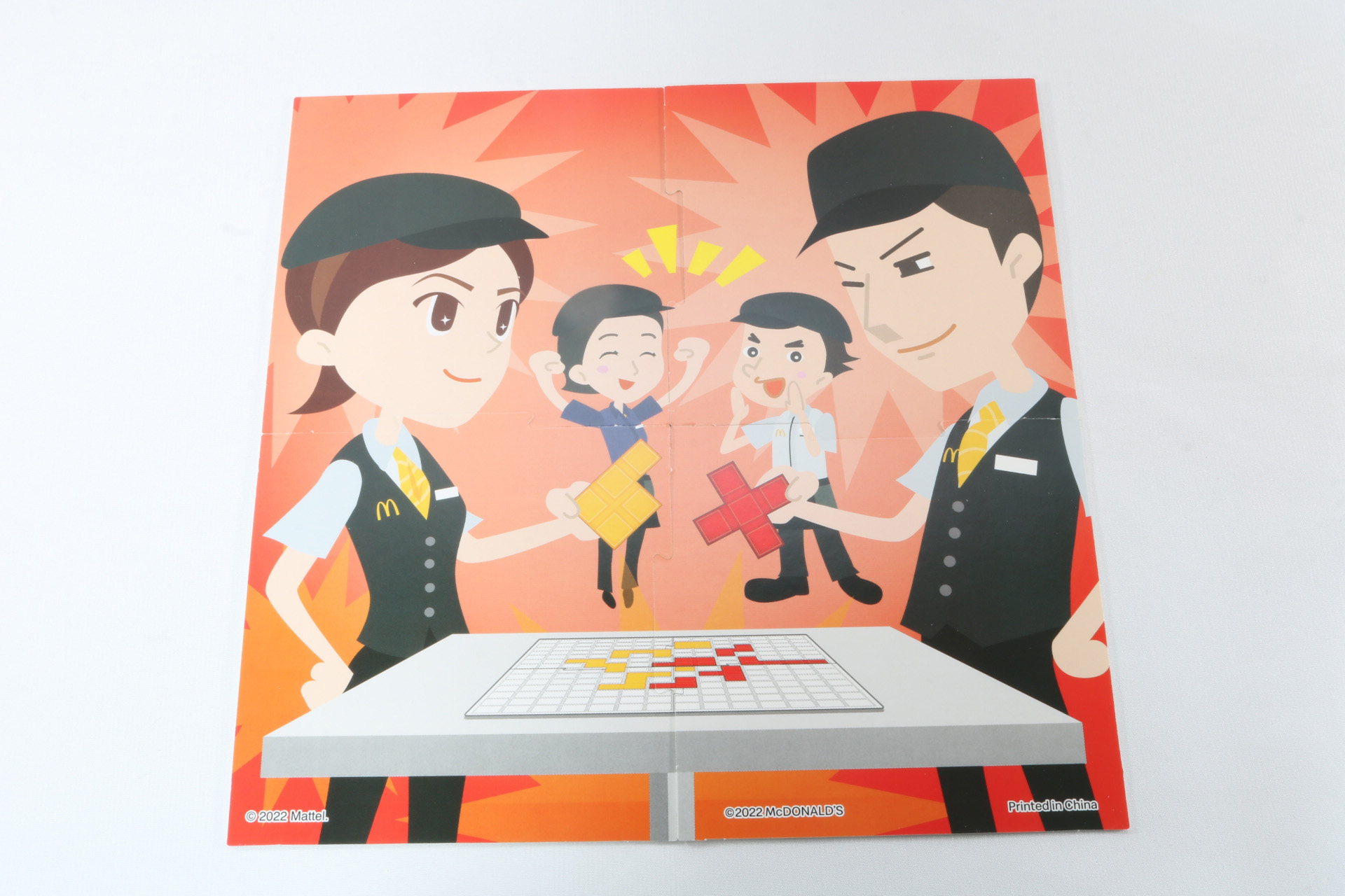 裏面はマクドナルドのクルーが「ブロックス」をする様子が描かれている