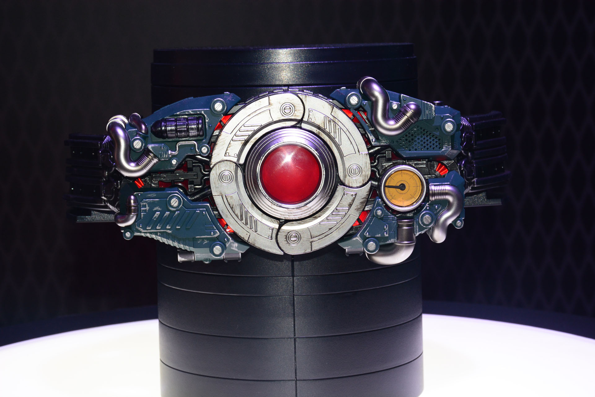 「CSM 変身ベルト 世紀王サンドライバー」のアップ。開放状態からメカを覆い隠すように周囲のパーツが動き、中央のパーツが赤い光を放つ