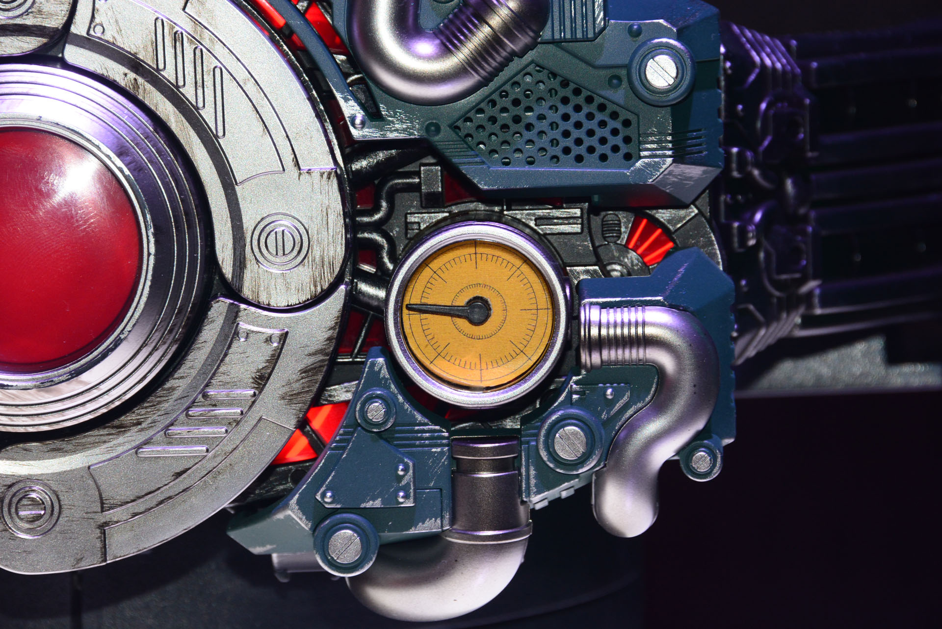 「CSM 変身ベルト 世紀王サンドライバー」のアップ。開放状態からメカを覆い隠すように周囲のパーツが動き、中央のパーツが赤い光を放つ