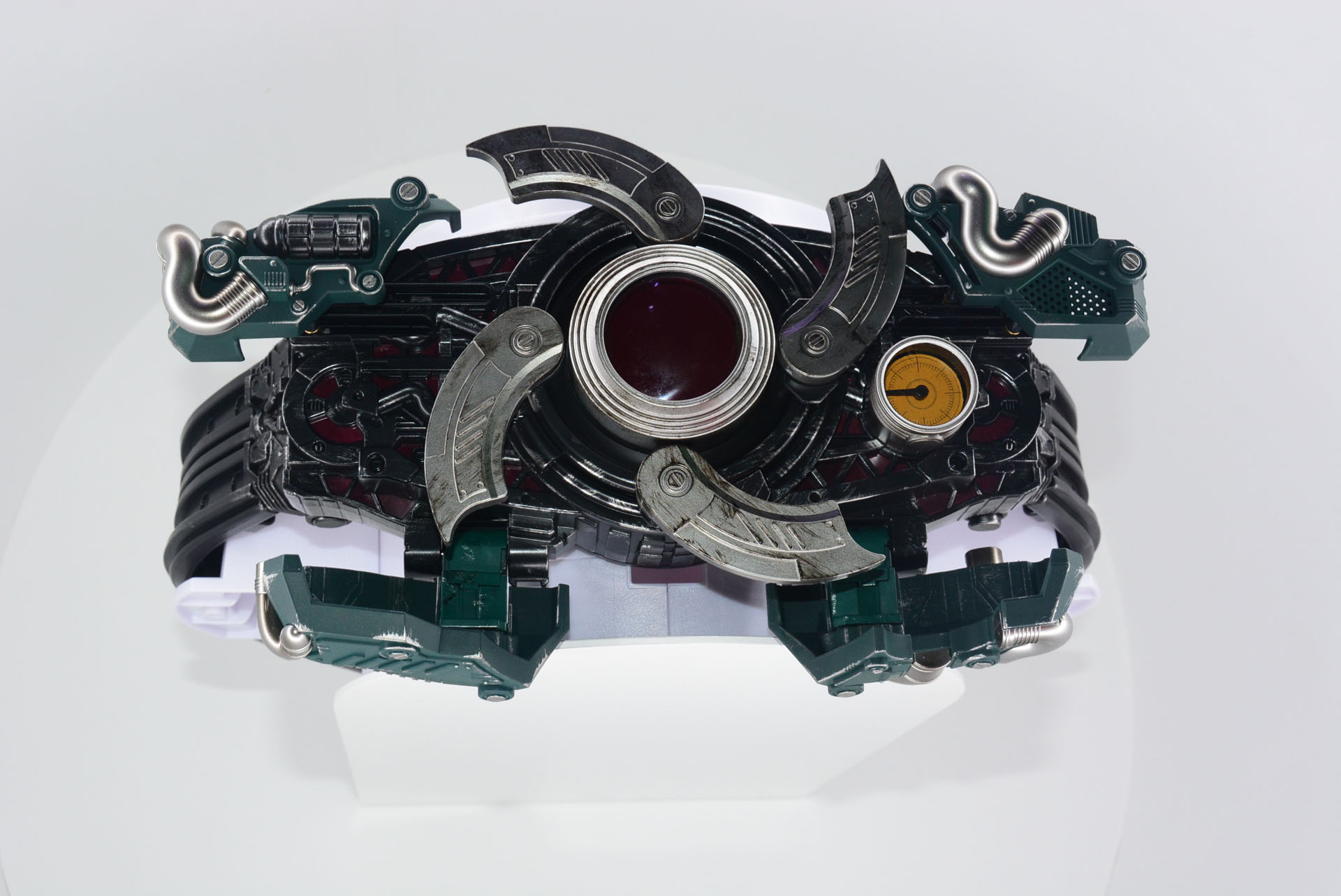 「CSM 変身ベルト 世紀王サンドライバー」のアップ。開放状態からメカを覆い隠すように周囲のパーツが動き、中央のパーツが赤い光を放つ