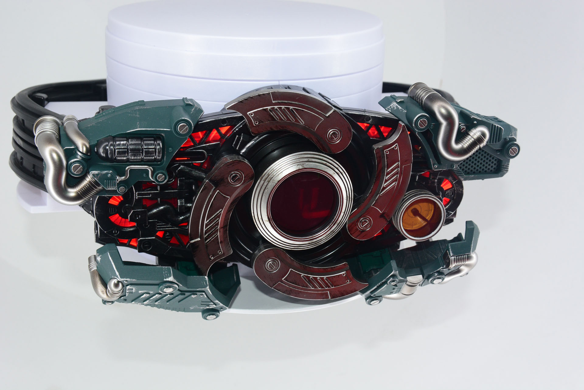 「CSM 変身ベルト 世紀王サンドライバー」のアップ。開放状態からメカを覆い隠すように周囲のパーツが動き、中央のパーツが赤い光を放つ