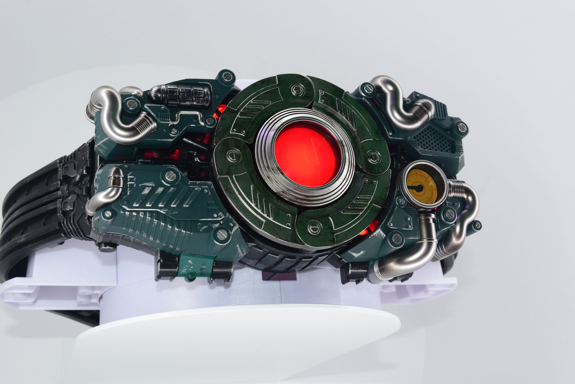 「CSM 変身ベルト 世紀王サンドライバー」のアップ。開放状態からメカを覆い隠すように周囲のパーツが動き、中央のパーツが赤い光を放つ