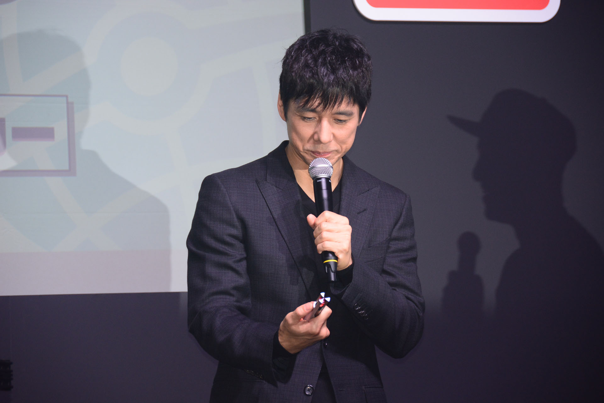 「変身したかったなあ」とベータカプセルを手にする西島さん。思わず起動させてしまい、「斎藤工君に怒られちゃう」と慌てる場面も