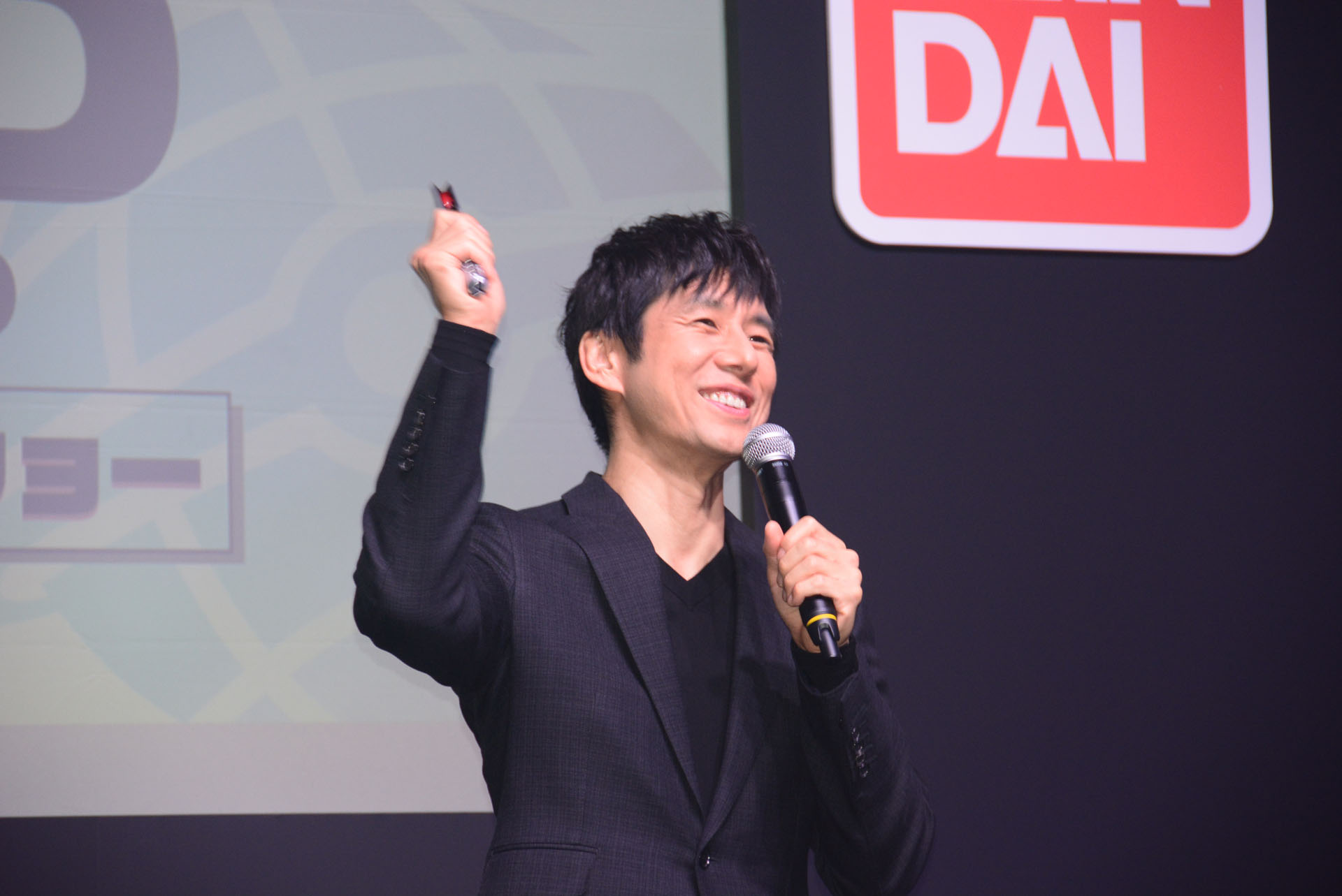 「変身したかったなあ」とベータカプセルを手にする西島さん。思わず起動させてしまい、「斎藤工君に怒られちゃう」と慌てる場面も