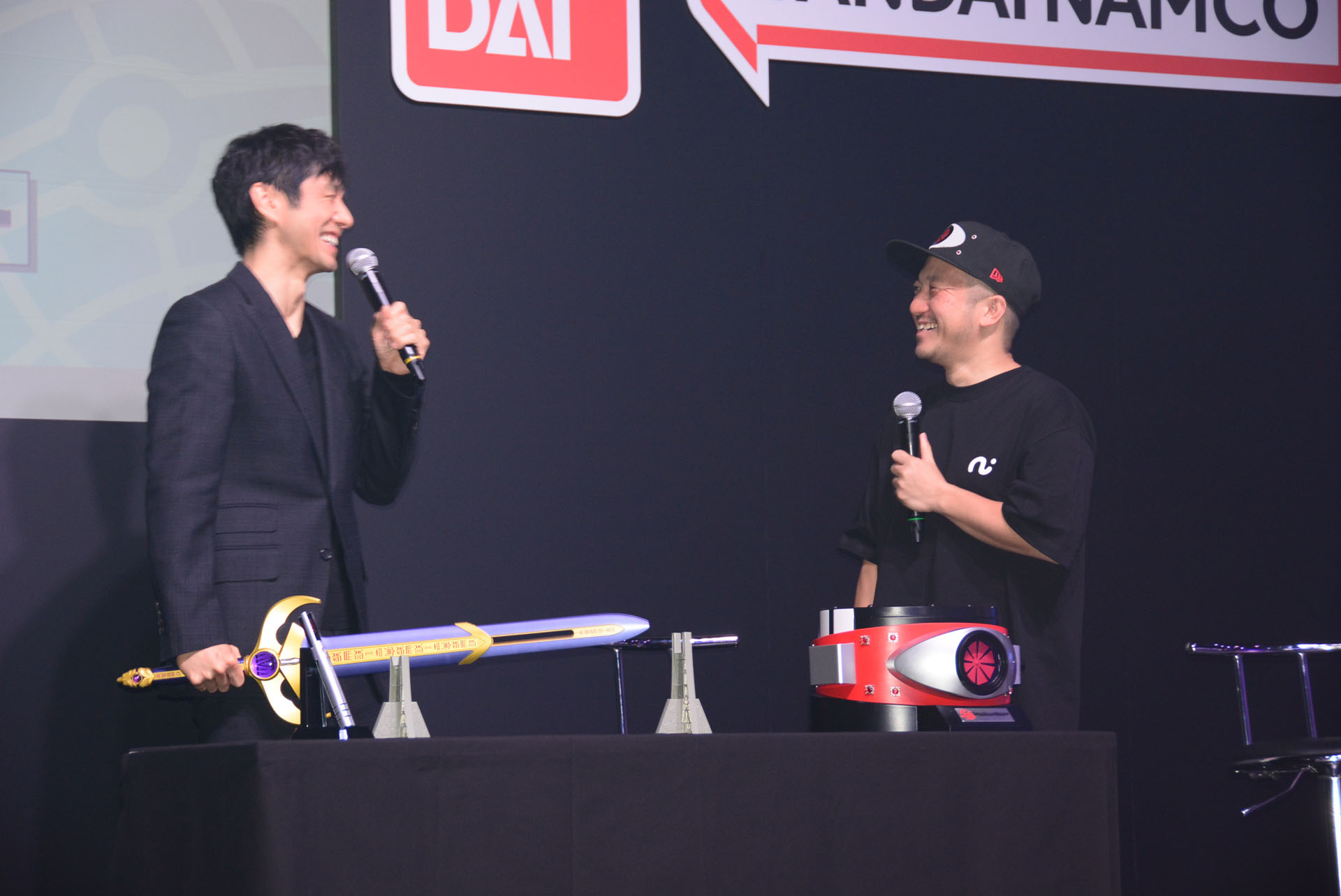 「変身したかったなあ」とベータカプセルを手にする西島さん。思わず起動させてしまい、「斎藤工君に怒られちゃう」と慌てる場面も