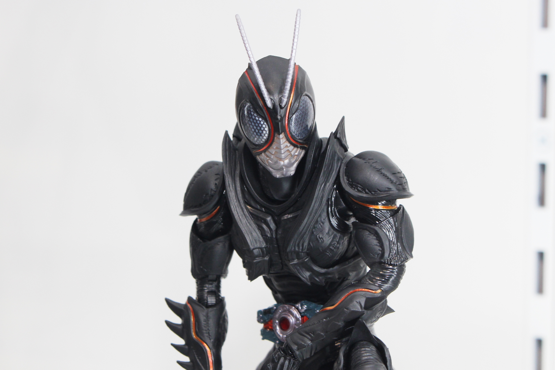 仮面ライダーBLACKより受け継ぐ漆黒の体躯。オレンジのラインがアクセントになっている
