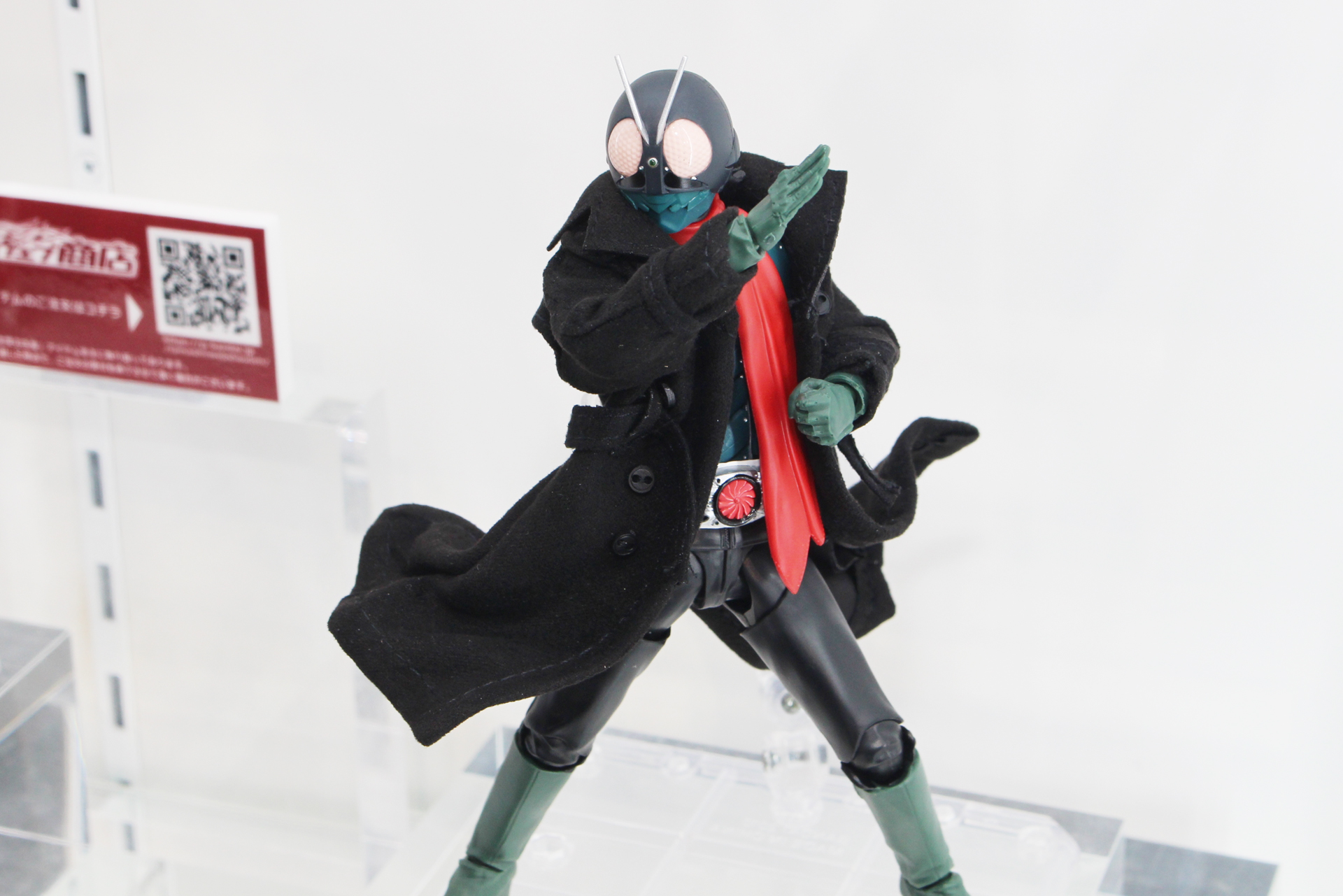 変身ポーズを決める仮面ライダー。可動範囲も広そうだ