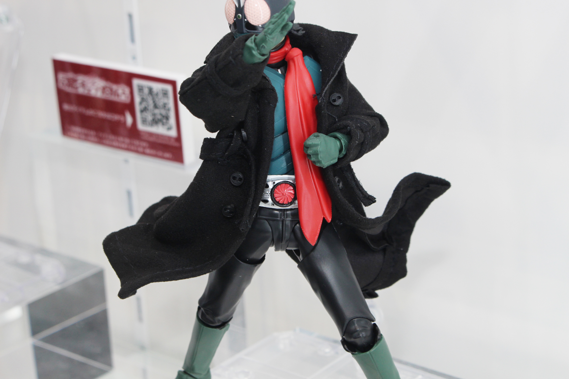 マフラーは垂れ下がった状態を表現