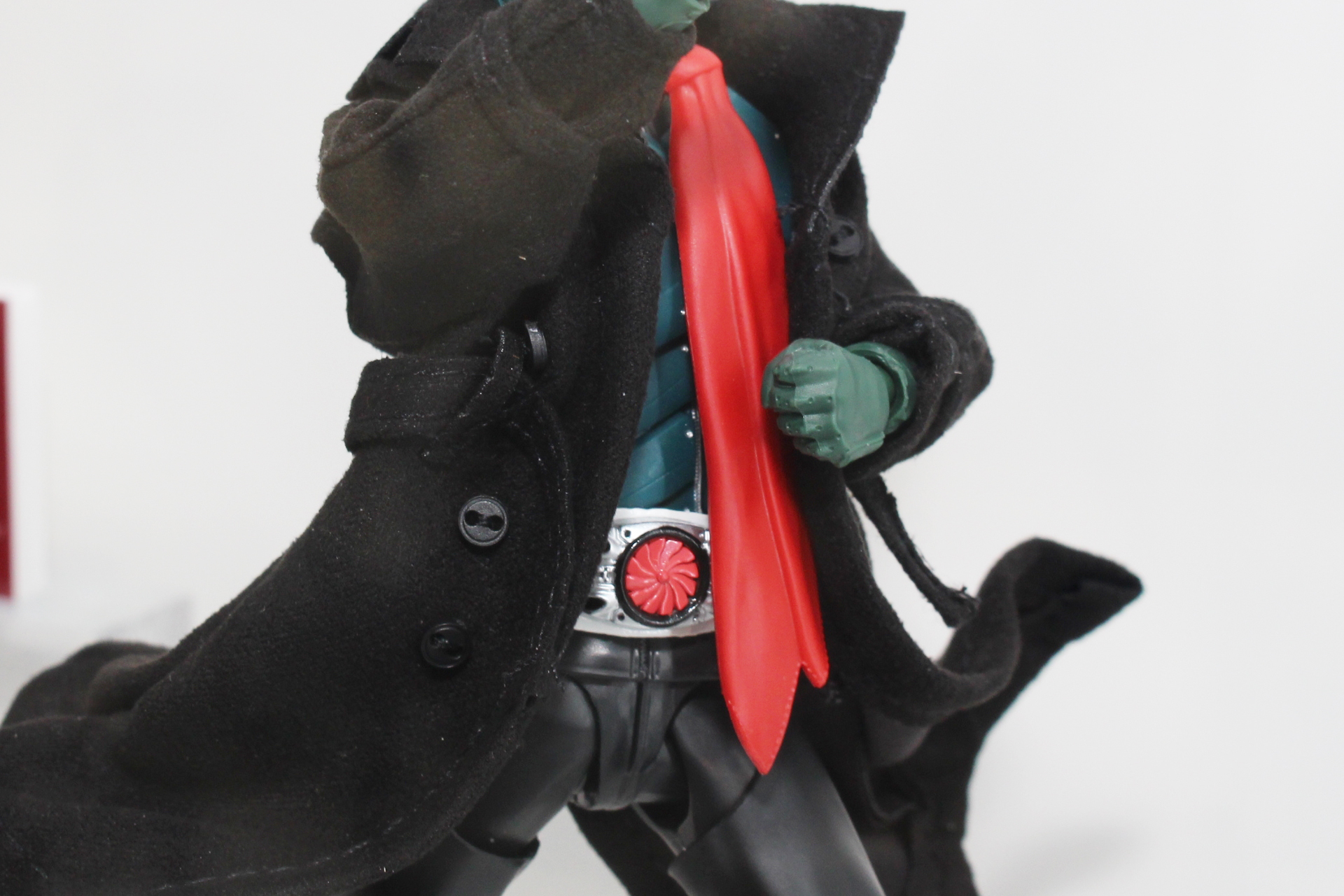 コートに隠れてあまり見えないが、胸のコンバーターラングの鋲なども再現されている