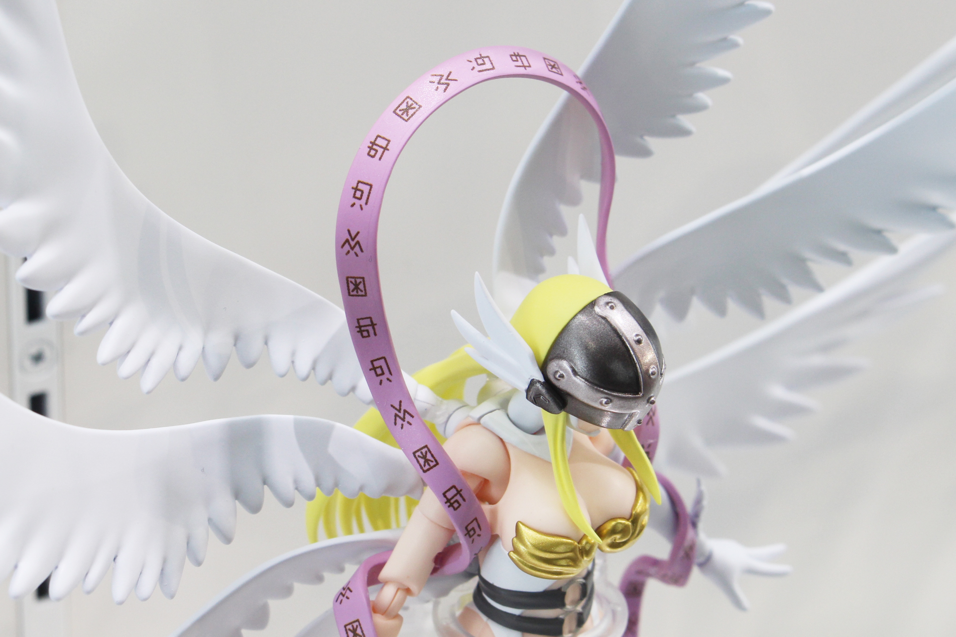 羽衣にはデジモン文字が丁寧に描かれている