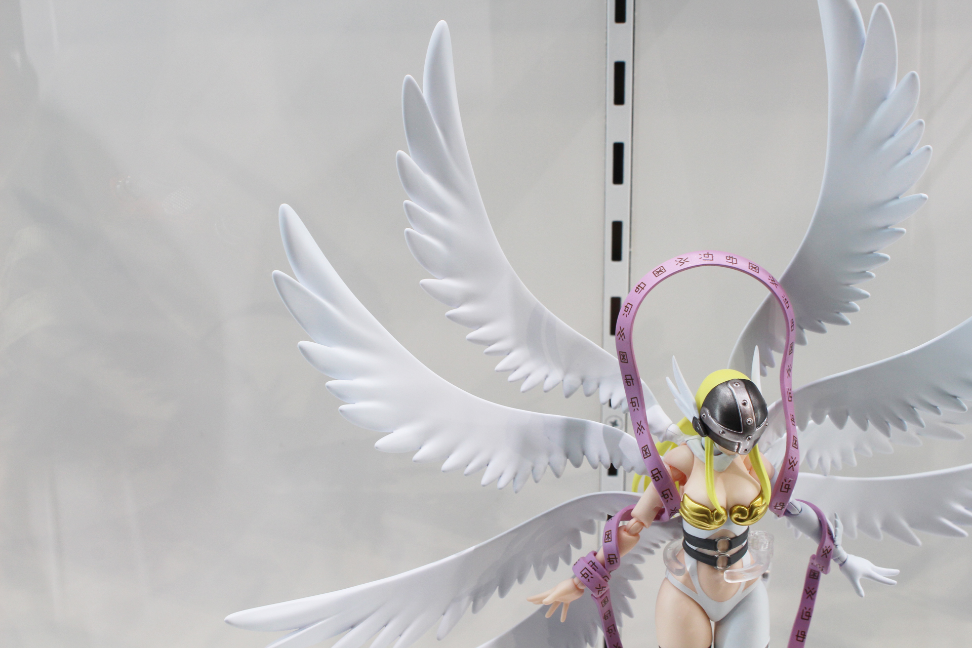 8枚の翼ももちろん可動。畳んだ状態も再現できる