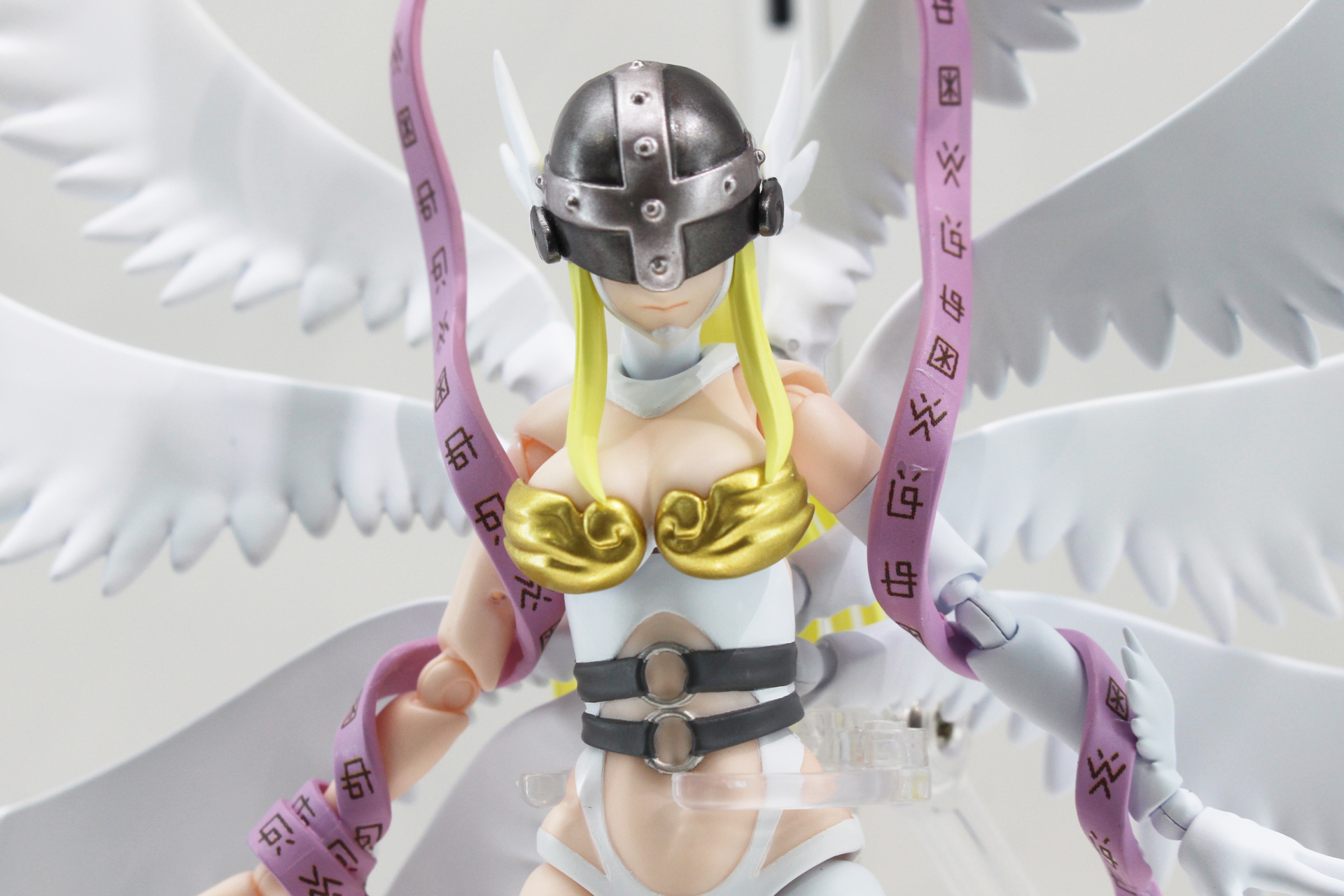 写真にはないがホーリーアローも付属し、それを構えるポーズも可能だ